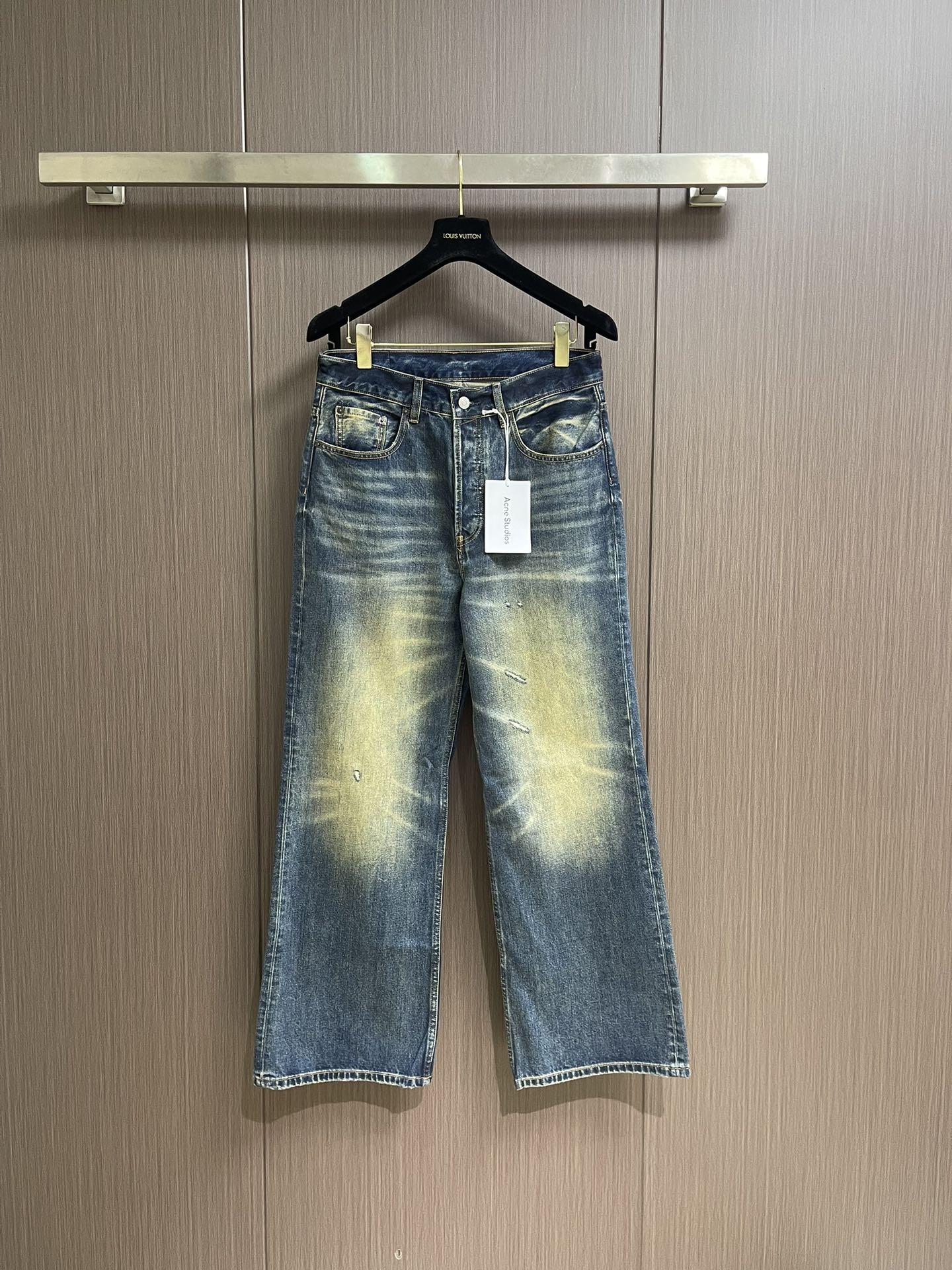 NO:538703,Acne Studios 2025SS new heavy-duty washing, cut, old, dirty, cat whisker, grinding, old jeans, directly weld the Korean slack feeling to the body, match it with zippers and fakes. Retro and fashionable, the micro-flare pants hide the flesh to show the length of the legs, loose style, same style for men and women, size 29-30-31-32-33,,acne studios,dior,jeans,alexander wang19860909Acne Studios 2025SS新款重工洗水割破做旧做脏猫须磨旧牛仔裤,直接把韩系松弛感焊在身上,和拉链、假两件搭配 复古又时髦,微喇裤型藏肉显腿长,宽松版型 男女同款 尺码29-30-31-32-33,,acne studios,dior,jeans,alexander wang,Men's clothing