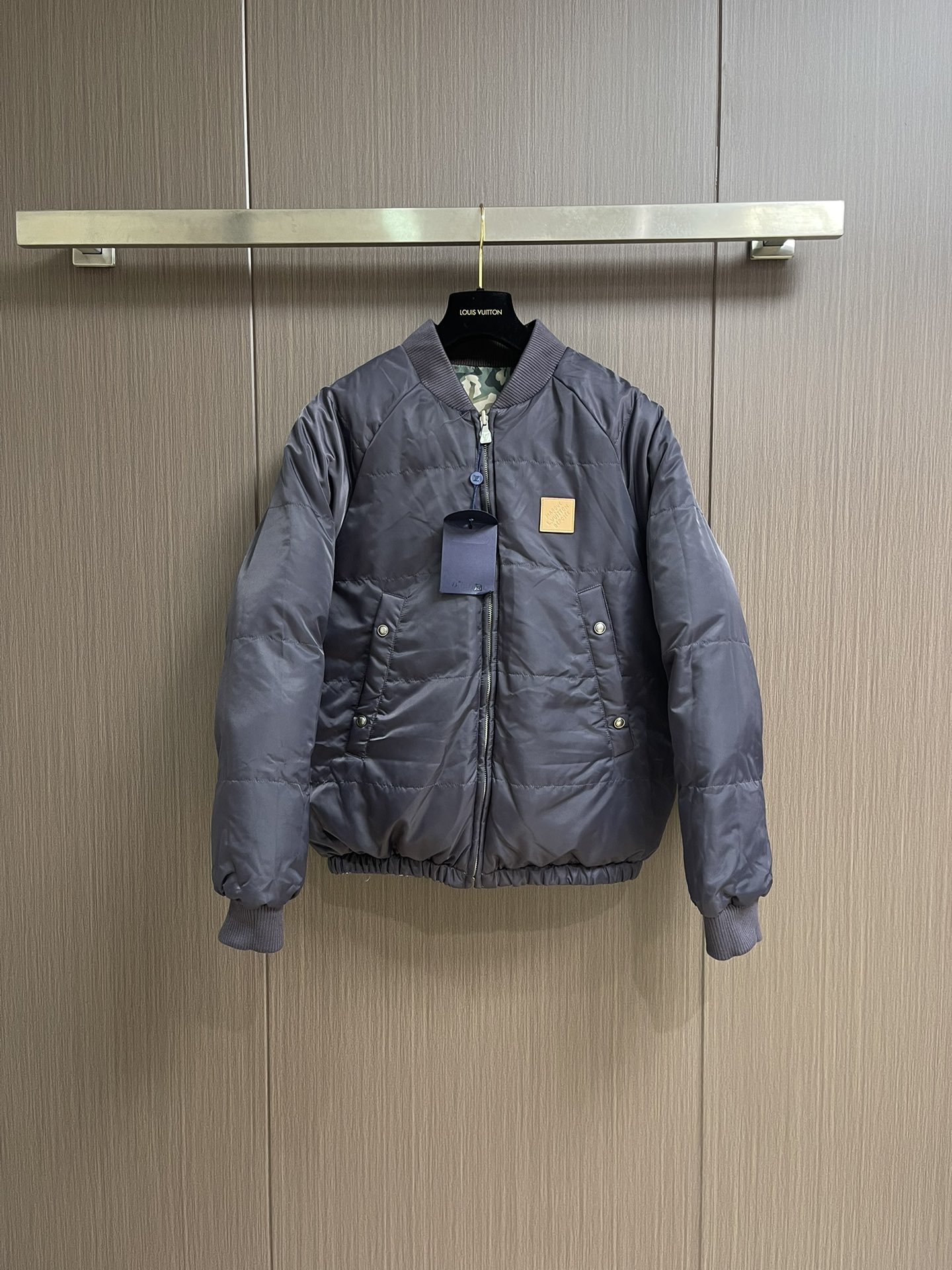 NO:530122,LV leather camouflage double-sided cotton jacket, using 90% white duck down as filler, has excellent warmth and light texture. When fingers brushing the surface, you can feel the fluffy down as light as a cloud, which not only provides excellent warmth, but also ensures a comfortable wearing experience. The double-sided wearable design has finely processed the fabric on both sides. One side is a high-end matte matte material. Through special coating and treatment technology, it makes its texture delicate, calm and low-key. The other side is a vibrant and bright reflective material, which uses the ingenuity of hiding flesh to make it look thinner. The shoulder-falling design weakens the shoulder lines through precise cutting, making the shoulder lines look softer and more natural, and can also modify the shortcomings of the shoulders. Size 46-52,,louis vuitton, jackets & coats, down jacket, alexander wang19860909LV皮标迷彩双面棉服外套,采用90％白鸭绒作为填充物,具有极佳的保暖性能和轻盈质感,手指拂过表层能感受到蓬松的羽绒如云朵般轻盈回弹,不仅提供了卓越的保暖效果,还保证了穿着的舒适体验；双面可穿的设计对两面的面料进行了精细处理,一面是高级感十足的哑光雾面材质,通过特殊的涂层和处理工艺,使其质感细腻色泽沉稳低调,另一面是活力四射的亮面反光材质,运用了反了藏肉显瘦的巧思.落肩设计通过精确的剪裁弱化肩线,使得肩部线条看起来更加柔和自然,同时也能修饰肩部的不足.尺码46-52,,louis vuitton,jackets & coats,down jacket,alexander wang,Men's clothing