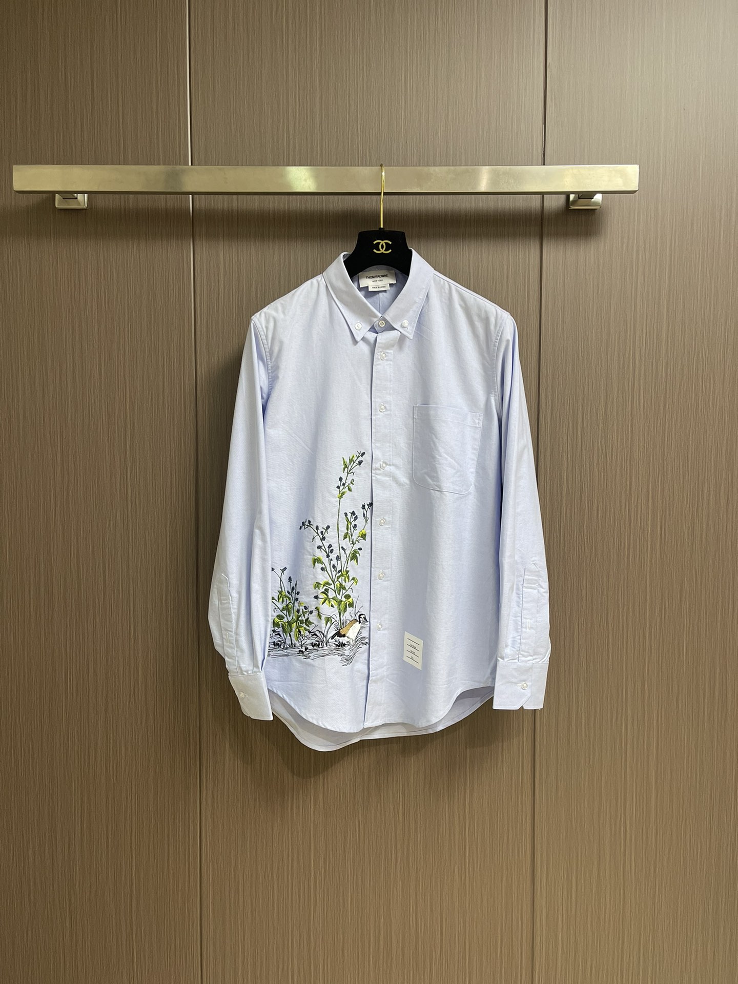 NO:529386,ThomBrowne Tom Brown TB duck illustration embroidered long-sleeved shirt, the fabric is made of customized Italian imported pure cotton Oxford spinning, simple illustration embroidery full of design sense, hem semi-circular cut to modify body proportions. Size 1-2-3-4,,thom browne,shirts,alexander wang19860909ThomBrowne汤姆布朗 TB 鸭子插画刺绣长袖衬衫,面料采用定制的意大利进口纯棉牛津纺,简单的插画刺绣设计感满满 下摆半圆弧裁剪 修饰身材比例.尺码1-2-3-4,,thom browne,shirts,alexander wang,Men's clothing