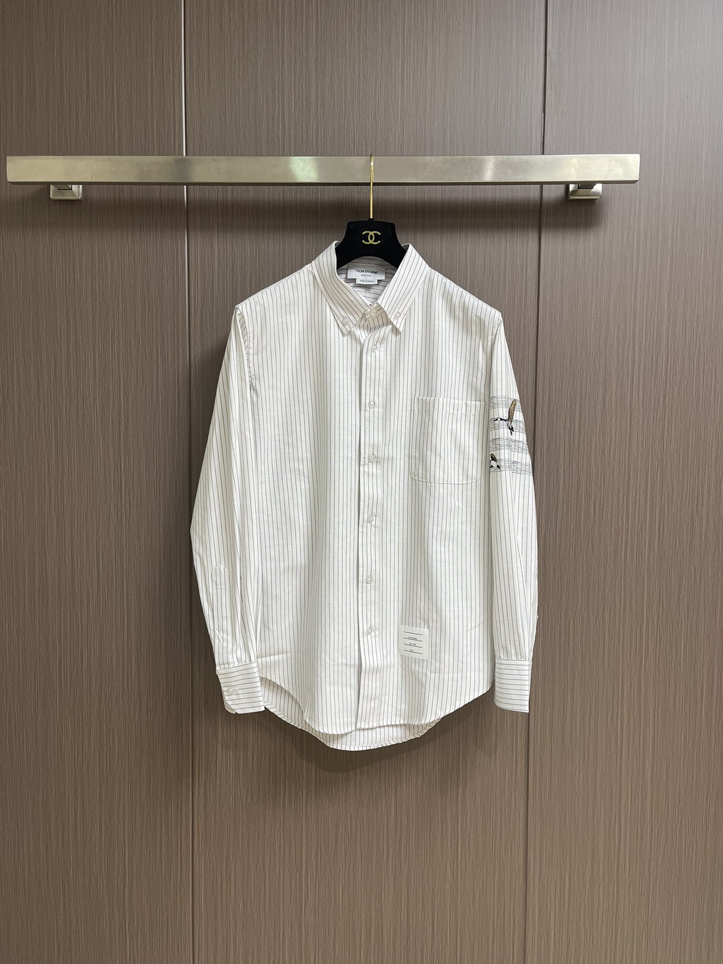 NO:529389,ThomBrowne Tom Brown TB2025SS Fall Series Big Eye Embroidery Four-Stripe Oxford Spinning Long Sleeve Shirts, Cotton tightly spinning Oxford Spinning, front-wheel washing, softer and more firm, original version consistent, wide-edge pearlescent white buckle, small and small partitions, special fixed foil included in the collar door barrel, not easy to deform and pull. Size 1-2-3-4,,thom browne,shirts,alexander wang19860909ThomBrowne汤姆布朗 TB2025SS秋季系列大眼刺绣四条纹牛津纺长袖衬衫,棉紧密纺牛津纺 车前水洗理 手感更加柔软紧实,原版一致 宽边珠光白底扣 大小分区,衣领门筒内附专用定形箔 不易变形拉扯.尺码1-2-3-4,,thom browne,shirts,alexander wang,Men's clothing