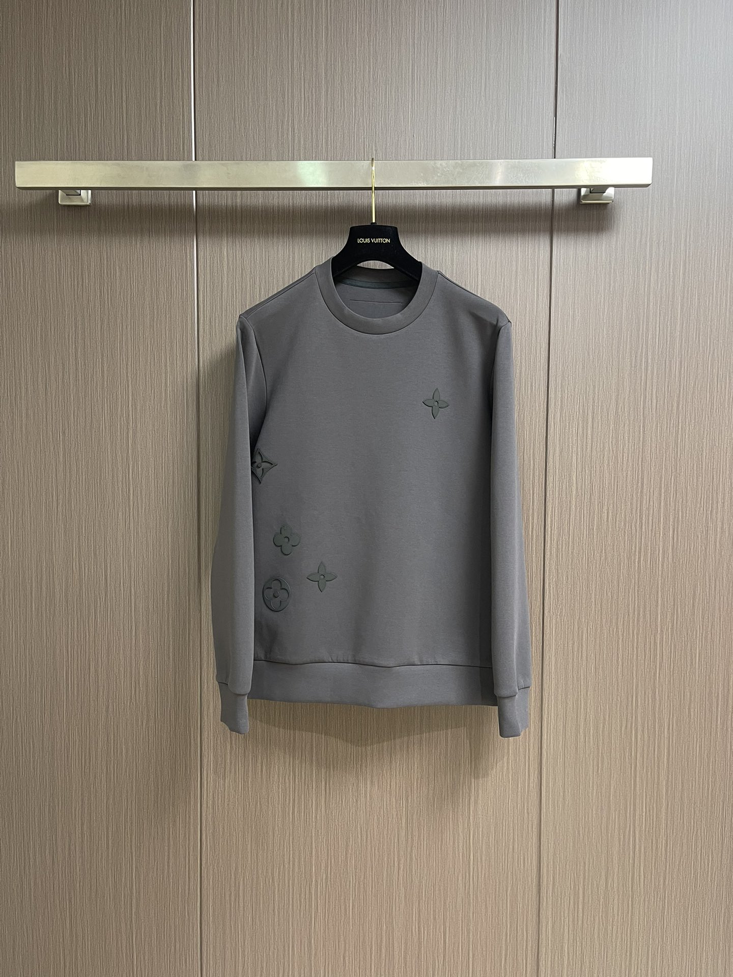 NO:563723,LV logo round neck sweatshirt ~ a versatile item for men and women. Easily shows the luxury connotation. The upper body is lined with a delicate and white skin. The knitted cotton fabric is supplied by customers, and the dense needle-cut texture brings a sense of thickness and volume!  The lining is made of dense terry cotton, which is soft and skin-friendly, and very breathable. The body shape is stiff. Sizes M-3XL, Louis Vuitton, hoodie, sweatshirts, alexander wang19860909LV 仔章标识圆领卫衣～男女同款的百搭单品.轻松展现出奢华内涵.上身衬得肤感细腻白净.客供针织棉面料,密实针凿质感带来厚感与量感！内里绵密毛圈棉材质,贴身柔软亲肤,十分透气.着身版型硬挺.尺码M-3XL,,louis vuitton,hoodie,sweatshirts,alexander wang,Men's clothing