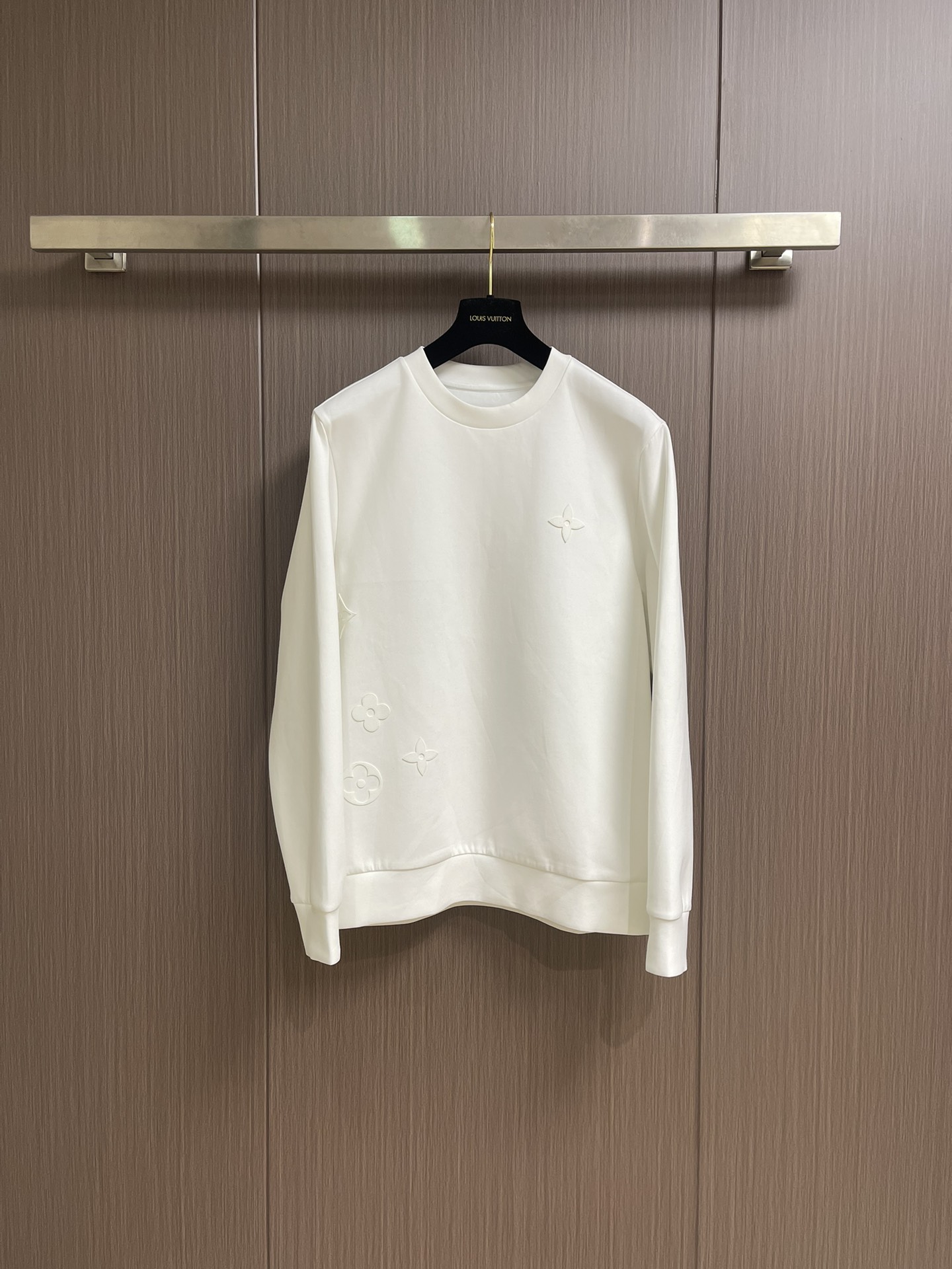 NO:530130,LV seal logo round neck sweatshirt ~ a versatile item for the same style as men and women. It easily shows the luxury connotation. The upper body makes the skin look delicate and white. Customer-supplied knitted cotton fabric, the dense needle-chip texture brings a sense of thickness and quantity!  The inner terry cotton material is made of close-fitting, soft and skin-friendly, and very breathable. The body is hard and straight. Size M-3XL, louis vuitton, hoodie, sweatshirts, alexander wang19860909LV 仔章标识圆领卫衣～男女同款的百搭单品.轻松展现出奢华内涵.上身衬得肤感细腻白净.客供针织棉面料,密实针凿质感带来厚感与量感！内里绵密毛圈棉材质,贴身柔软亲肤,十分透气.着身版型硬挺.尺码M-3XL,,louis vuitton,hoodie,sweatshirts,alexander wang,Men's clothing