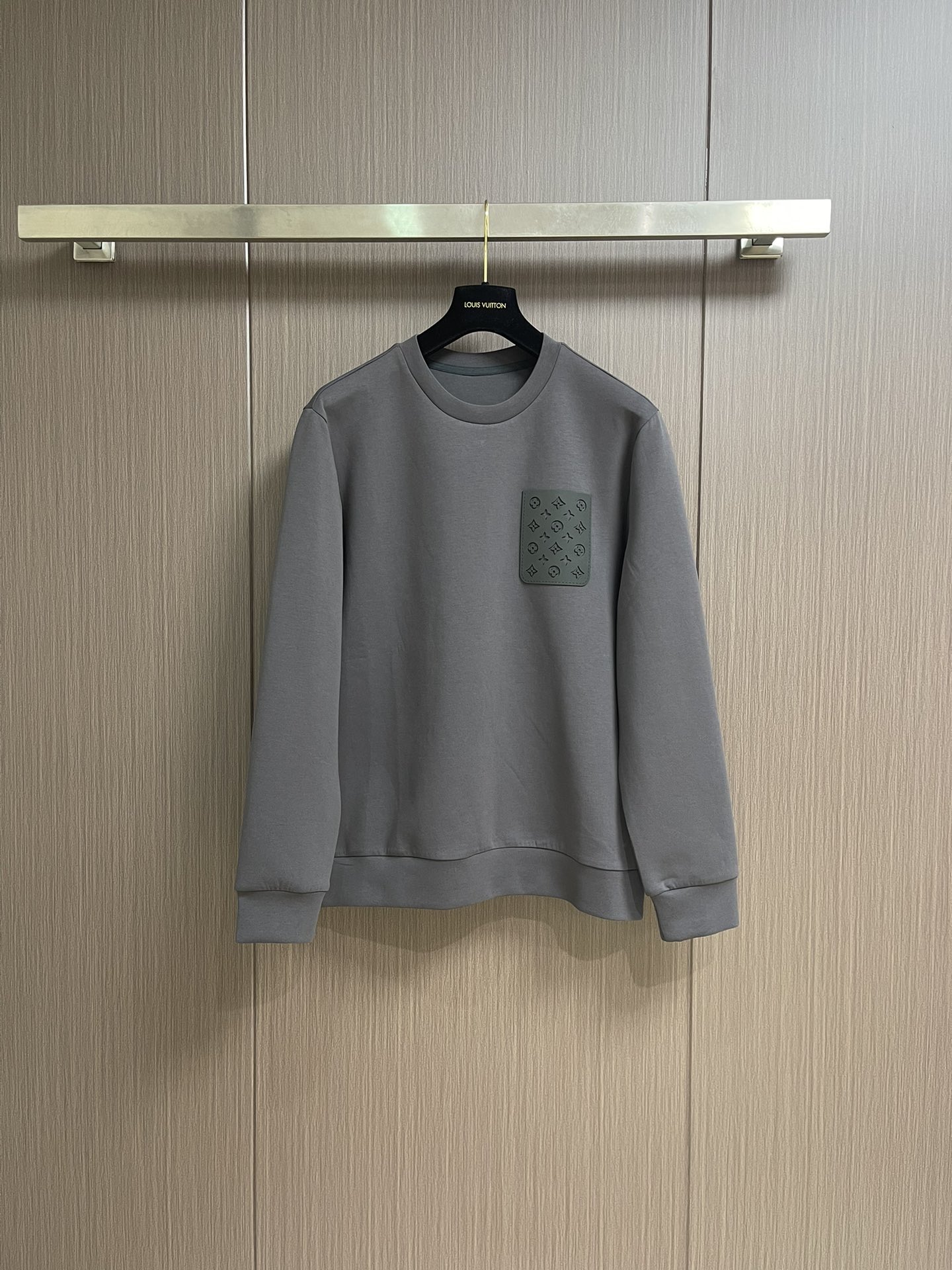 NO:529378,LV chest pocket hollow five-color logo round neck sweatshirt ~ a versatile item for the same style as men and women. It easily shows the luxury connotation. The upper body makes the skin look delicate and white. Customer-supplied knitted cotton fabric, the dense needle-chip texture brings a sense of thickness and quantity!  The inner terry cotton material is made of close-fitting, soft and skin-friendly, and very breathable. The body is hard and straight. Size M-3XL, louis vuitton, hoodie, sweatshirts, alexander wang19860909LV 胸前口袋镂空五花标识圆领卫衣～男女同款的百搭单品.轻松展现出奢华内涵.上身衬得肤感细腻白净.客供针织棉面料,密实针凿质感带来厚感与量感！内里绵密毛圈棉材质,贴身柔软亲肤,十分透气.着身版型硬挺.尺码M-3XL,,louis vuitton,hoodie,sweatshirts,alexander wang,Men's clothing