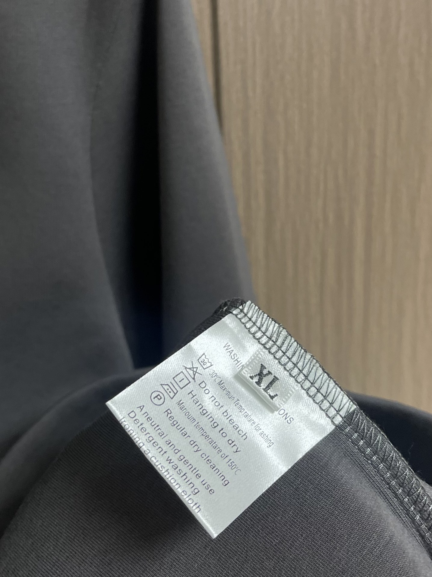 Dior 2025ss字母立体印花圆领卫衣，棉质起绒鱼鳞底面料、立体标志印花、圆领卫衣版型、罗纹底边和袖