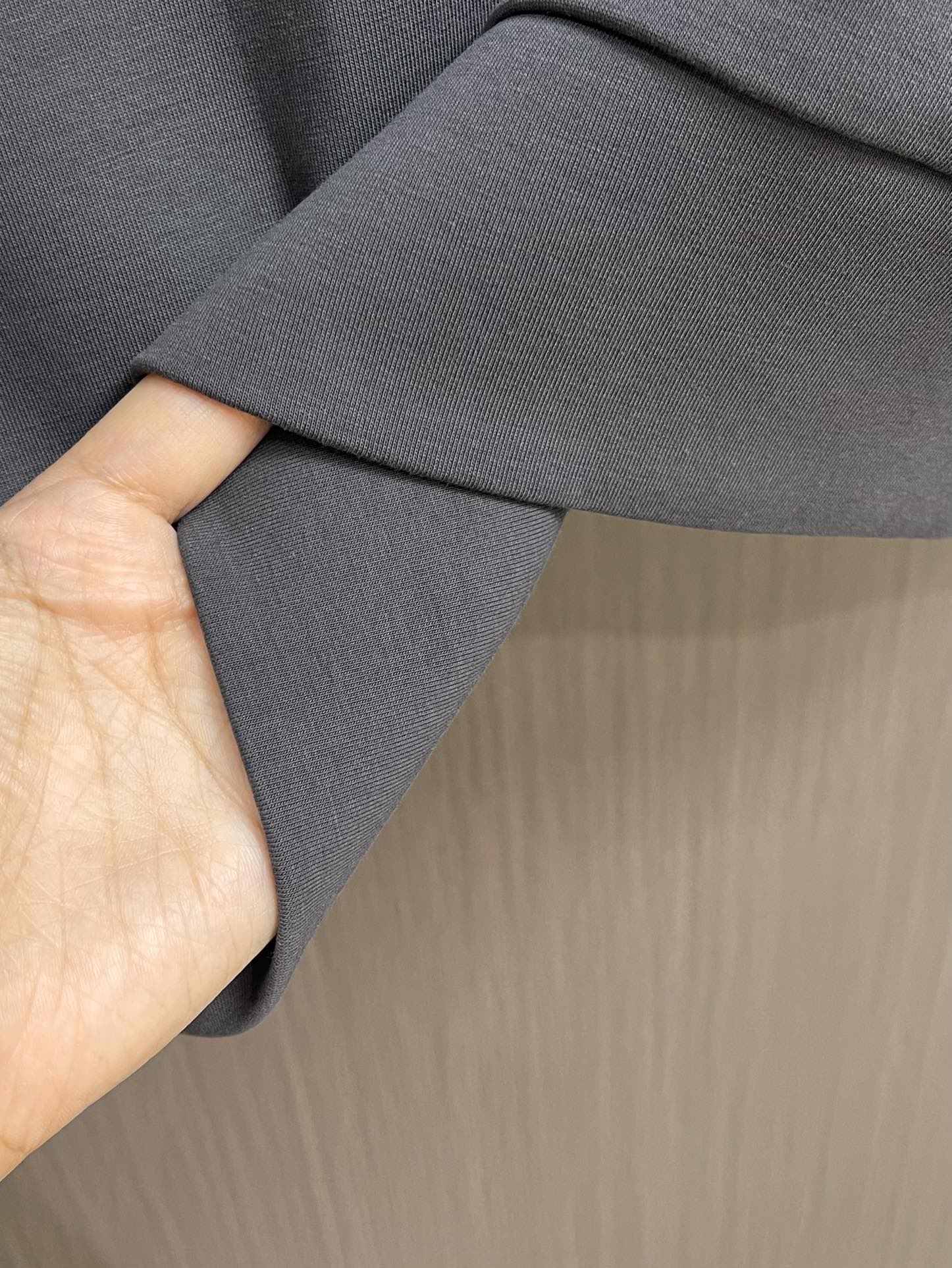 Dior 2025ss字母立体印花圆领卫衣，棉质起绒鱼鳞底面料、立体标志印花、圆领卫衣版型、罗纹底边和袖