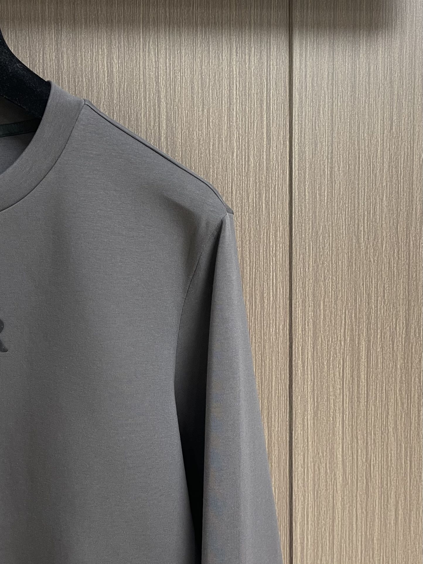 Dior 2025ss字母立体印花圆领卫衣，棉质起绒鱼鳞底面料、立体标志印花、圆领卫衣版型、罗纹底边和袖