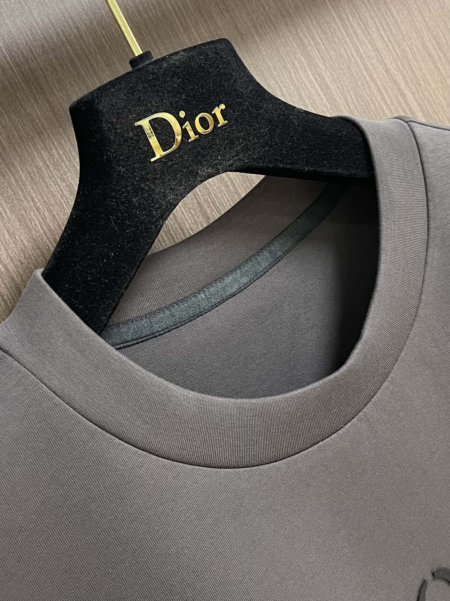 Dior 2025ss字母立体印花圆领卫衣，棉质起绒鱼鳞底面料、立体标志印花、圆领卫衣版型、罗纹底边和袖