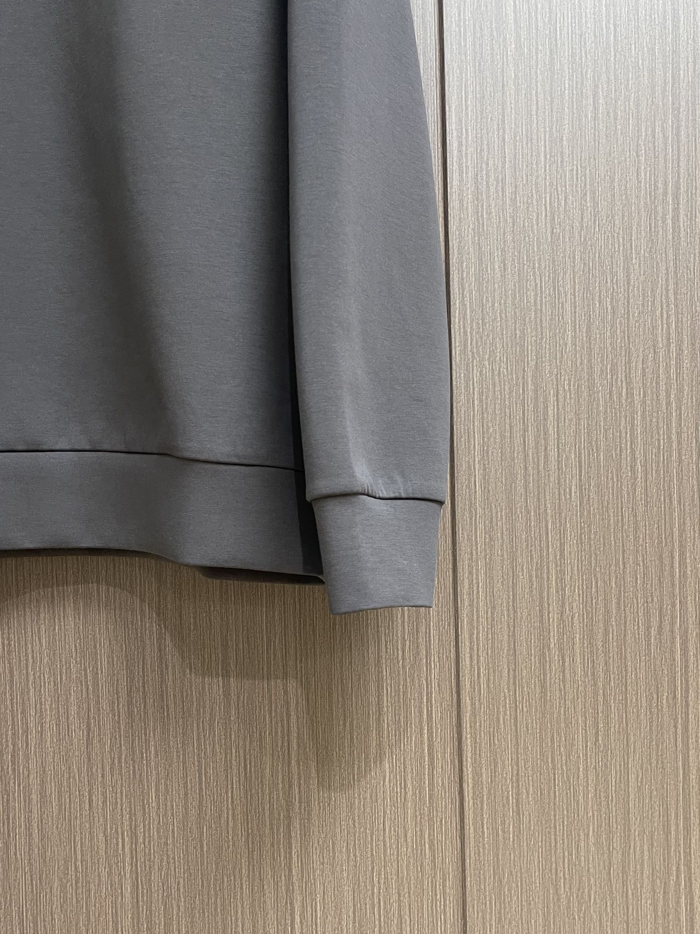 Dior 2025ss字母立体印花圆领卫衣，棉质起绒鱼鳞底面料、立体标志印花、圆领卫衣版型、罗纹底边和袖