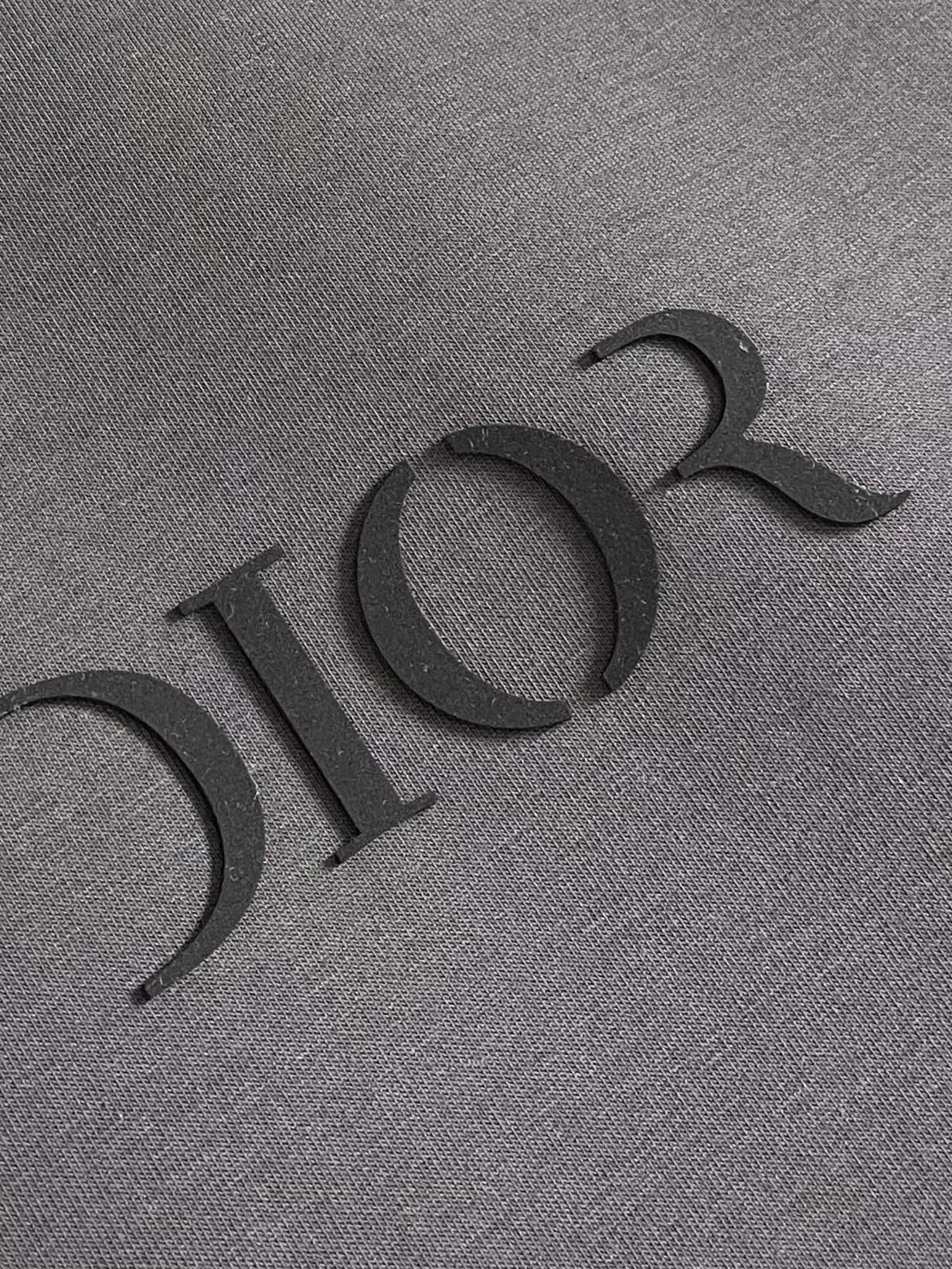 Dior 2025ss字母立体印花圆领卫衣，棉质起绒鱼鳞底面料、立体标志印花、圆领卫衣版型、罗纹底边和袖
