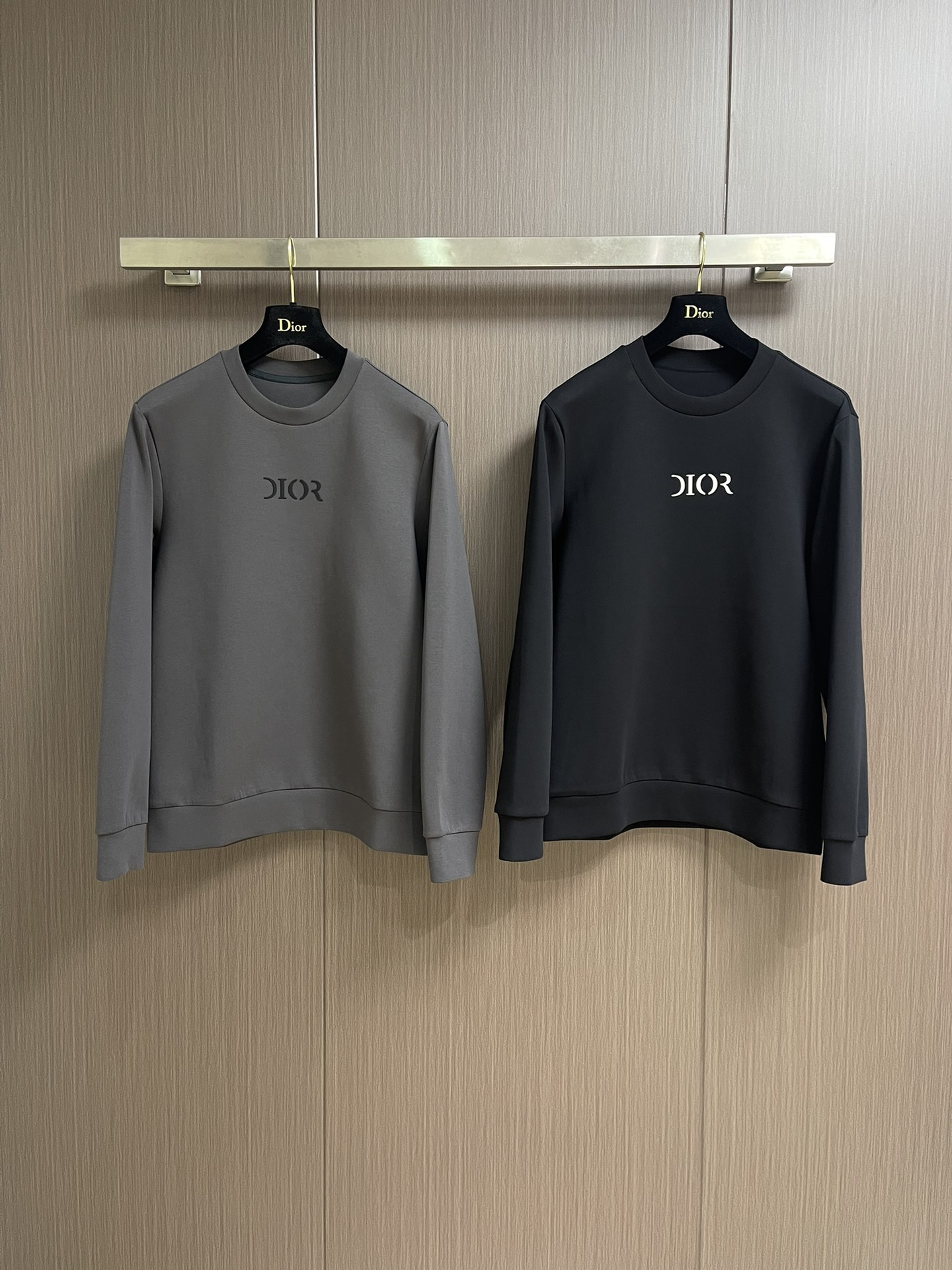 Dior 2025ss字母立体印花圆领卫衣，棉质起绒鱼鳞底面料、立体标志印花、圆领卫衣版型、罗纹底边和袖