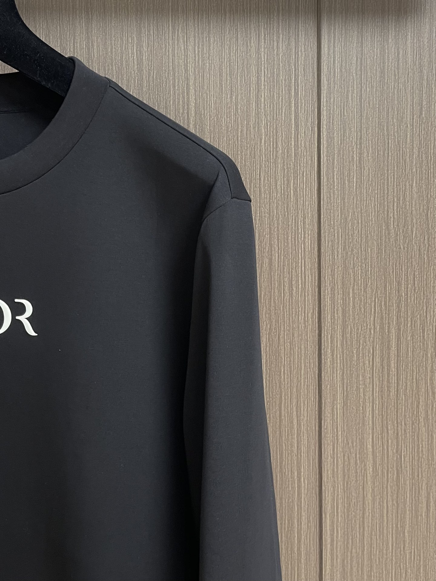 Dior 2025ss字母立体印花圆领卫衣，棉质起绒鱼鳞底面料、立体标志印花、圆领卫衣版型、罗纹底边和袖