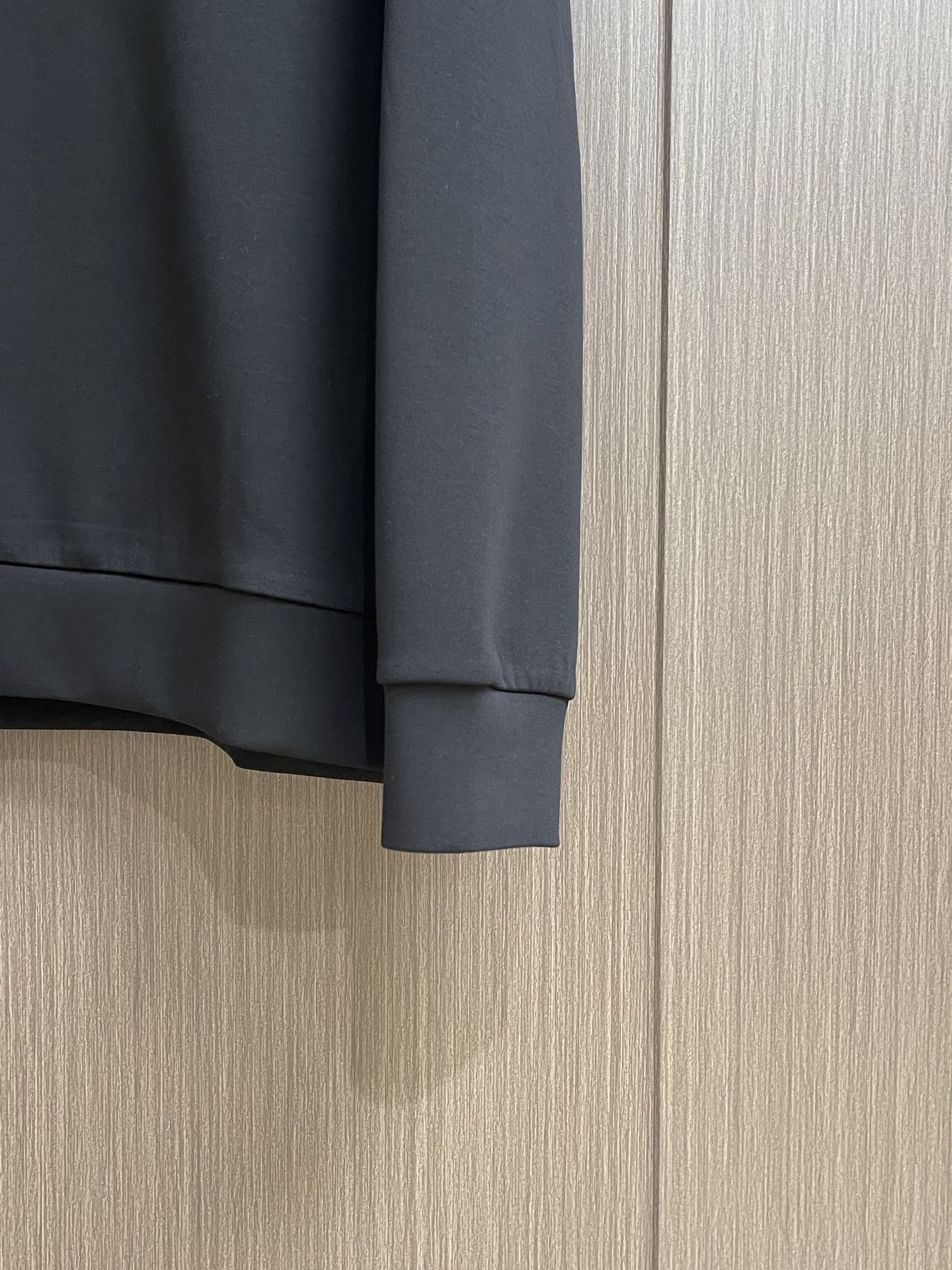 Dior 2025ss字母立体印花圆领卫衣，棉质起绒鱼鳞底面料、立体标志印花、圆领卫衣版型、罗纹底边和袖