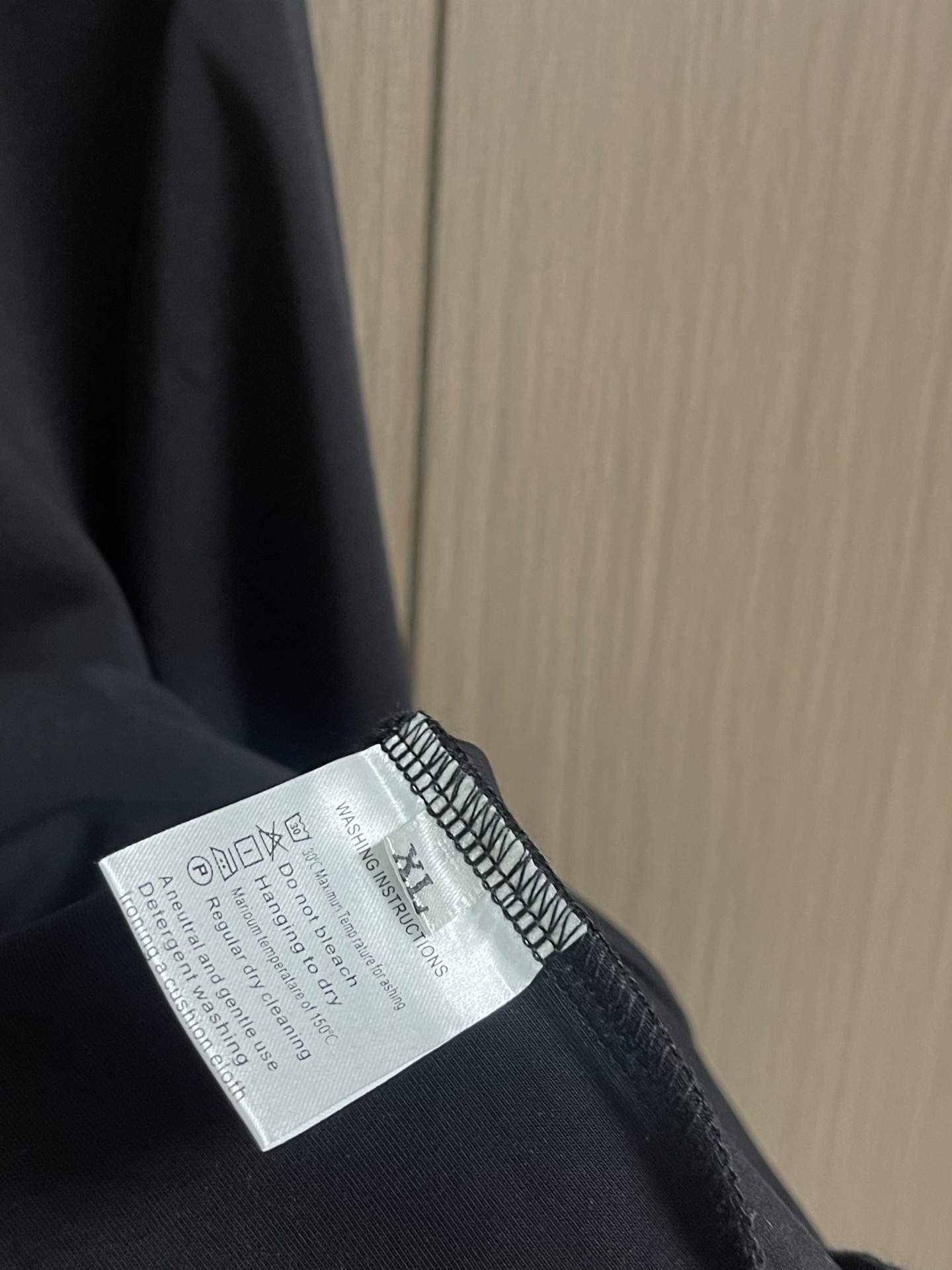 Dior 2025ss字母立体印花圆领卫衣，棉质起绒鱼鳞底面料、立体标志印花、圆领卫衣版型、罗纹底边和袖