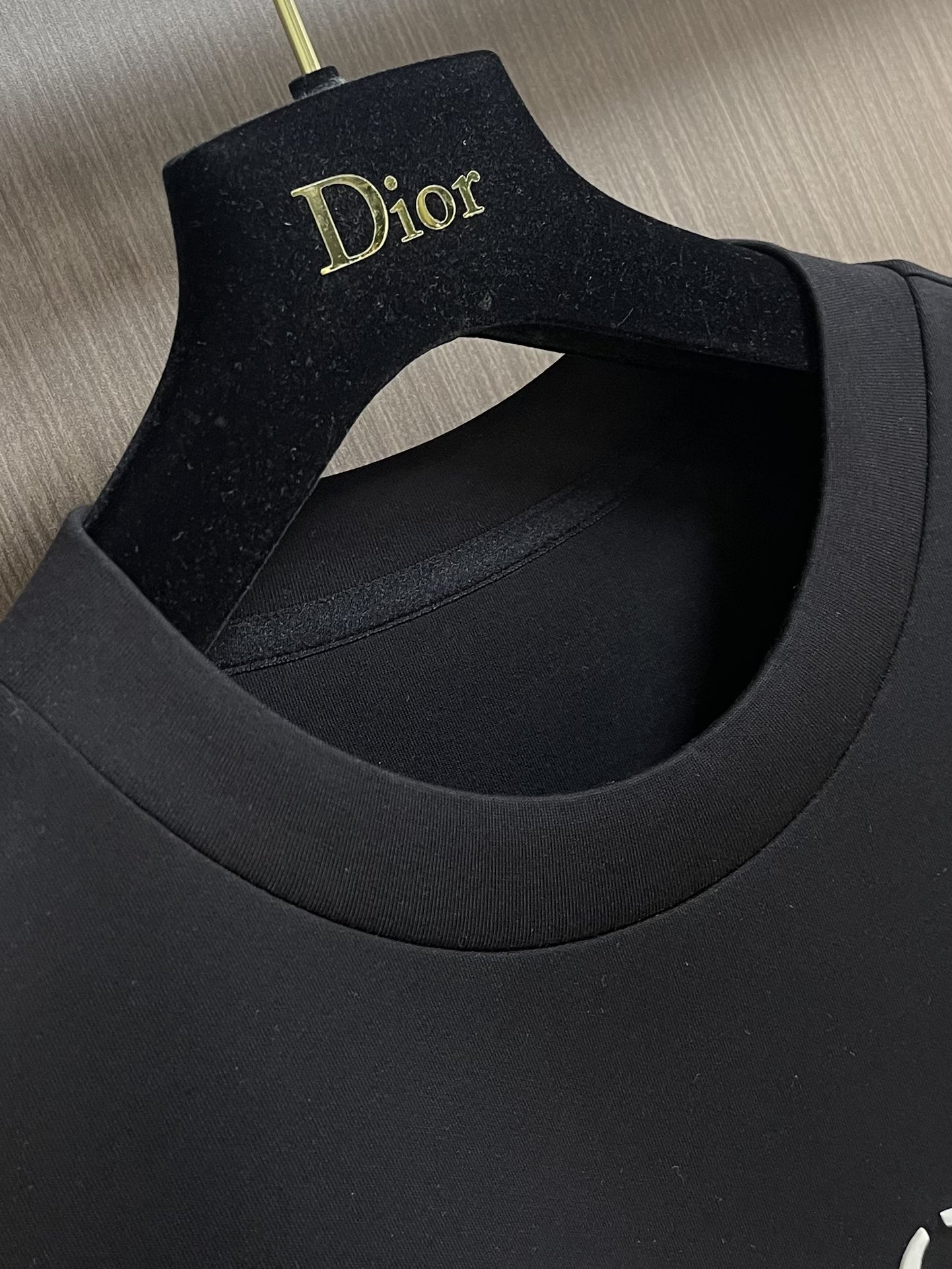 Dior 2025ss字母立体印花圆领卫衣，棉质起绒鱼鳞底面料、立体标志印花、圆领卫衣版型、罗纹底边和袖