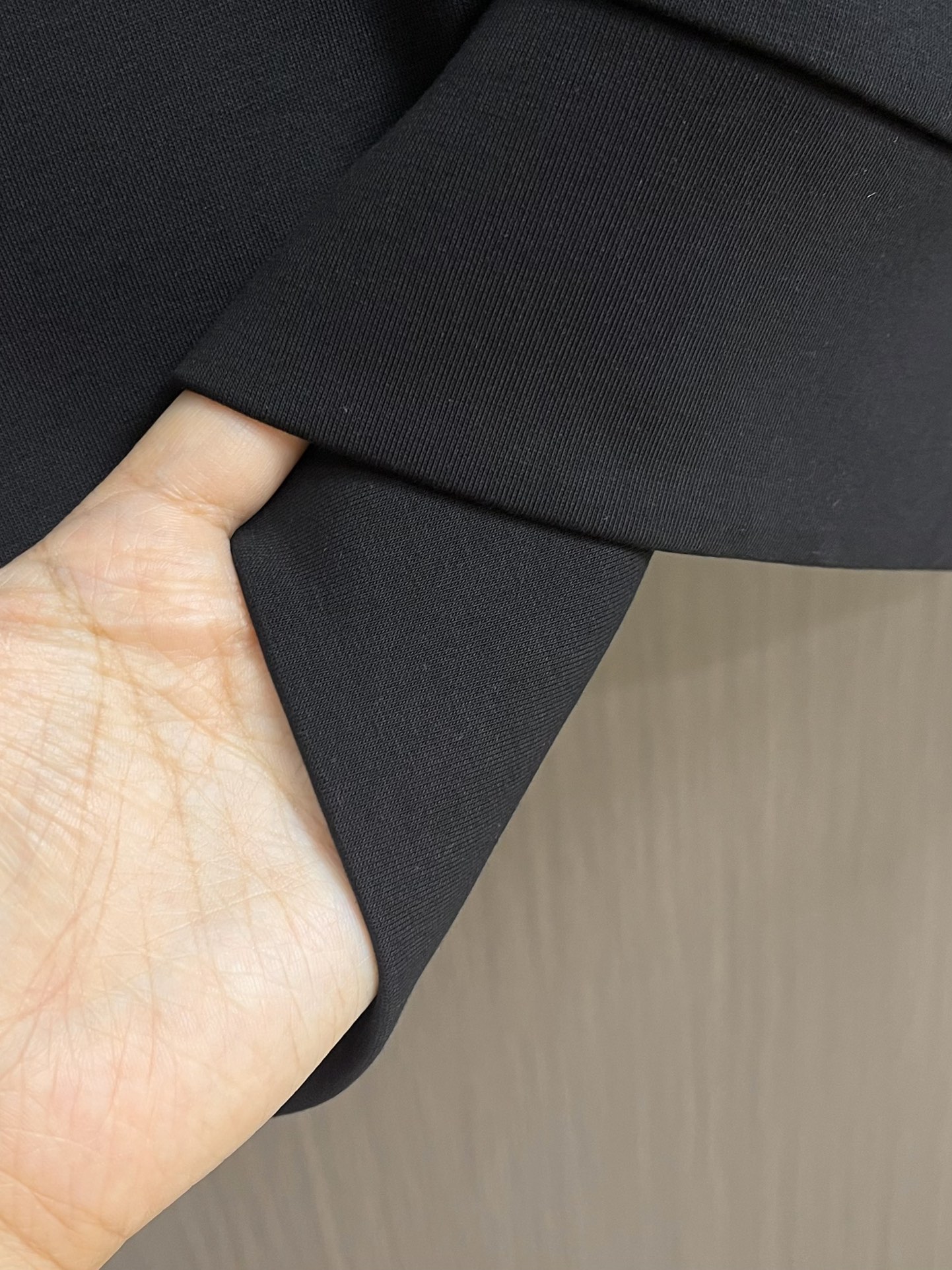 Dior 2025ss字母立体印花圆领卫衣，棉质起绒鱼鳞底面料、立体标志印花、圆领卫衣版型、罗纹底边和袖