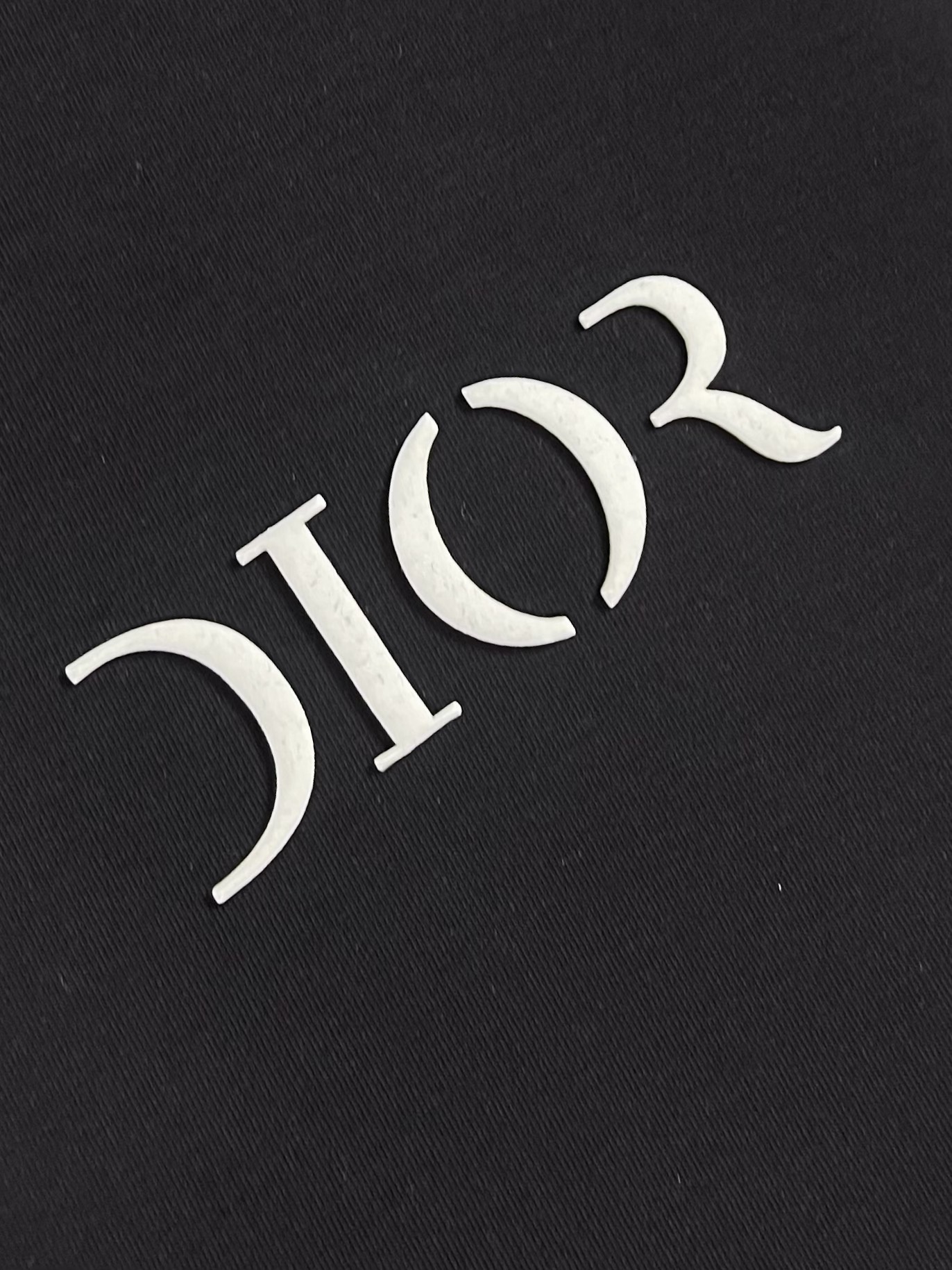 Dior 2025ss字母立体印花圆领卫衣，棉质起绒鱼鳞底面料、立体标志印花、圆领卫衣版型、罗纹底边和袖