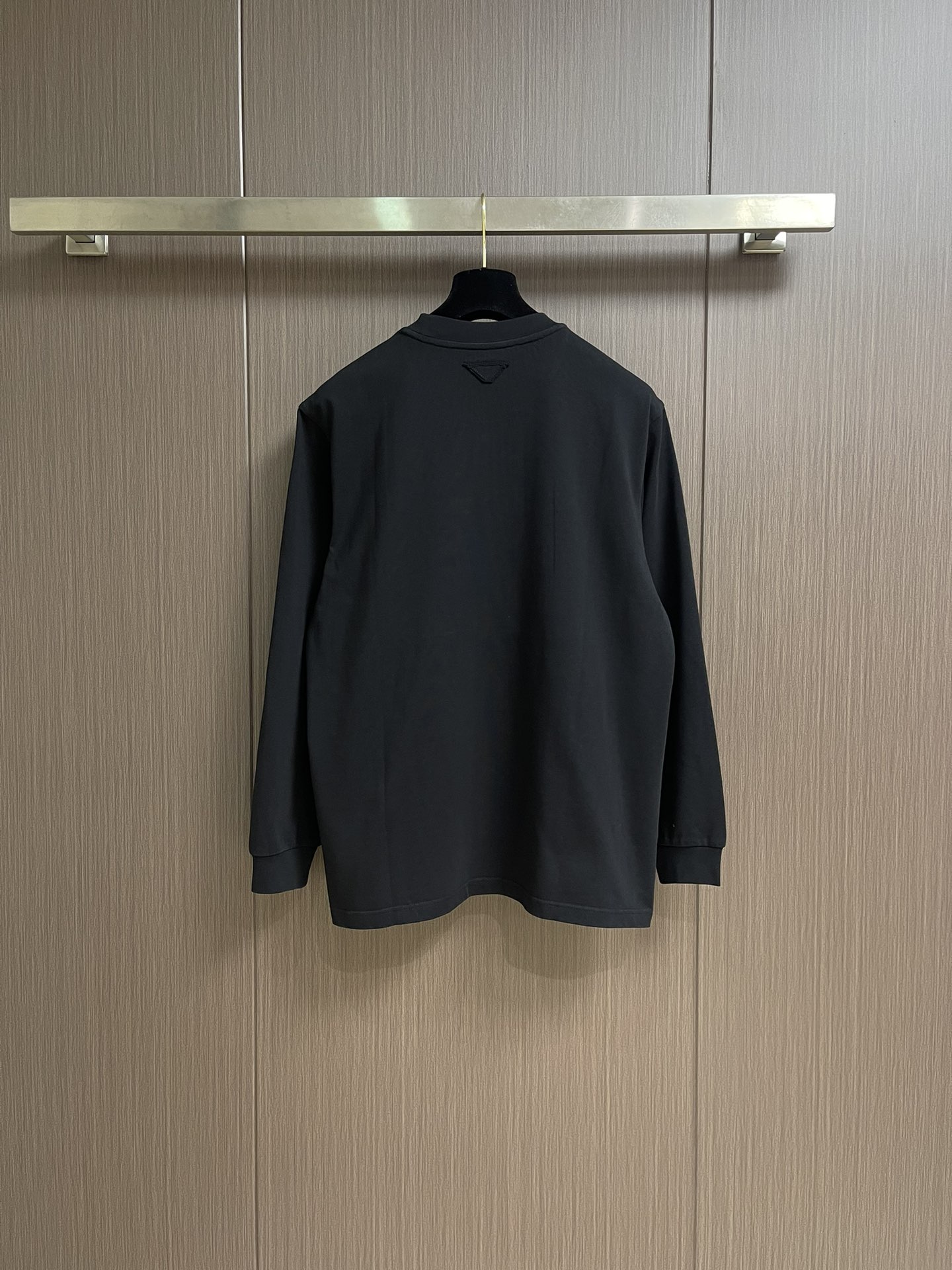 Prada 2025fw早秋新款 字母logo贴布刺绣卫衣，颜色让人一眼看上去就很舒服 搭配胸前的log