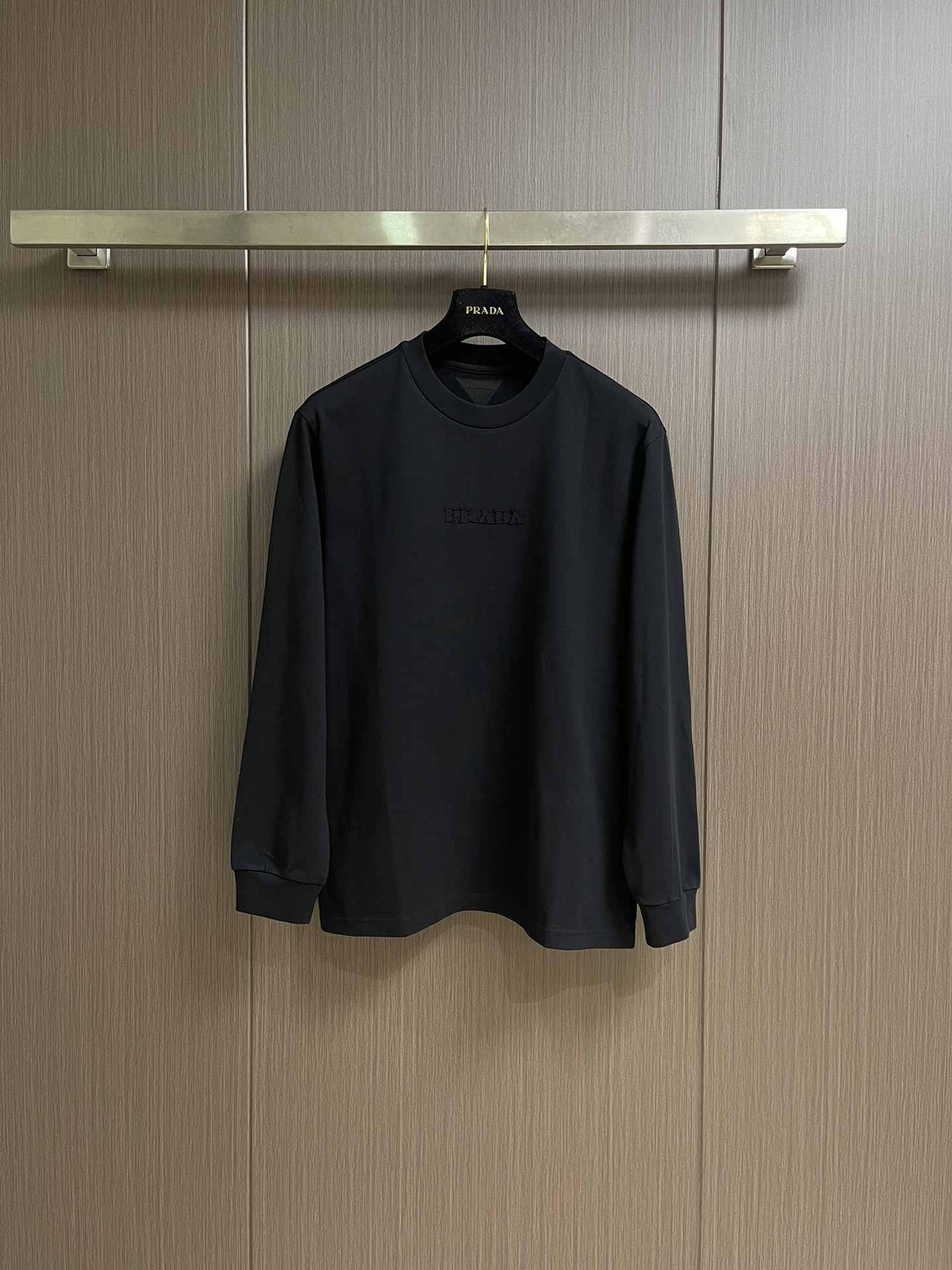 Prada 2025fw早秋新款 字母logo贴布刺绣卫衣，颜色让人一眼看上去就很舒服 搭配胸前的log