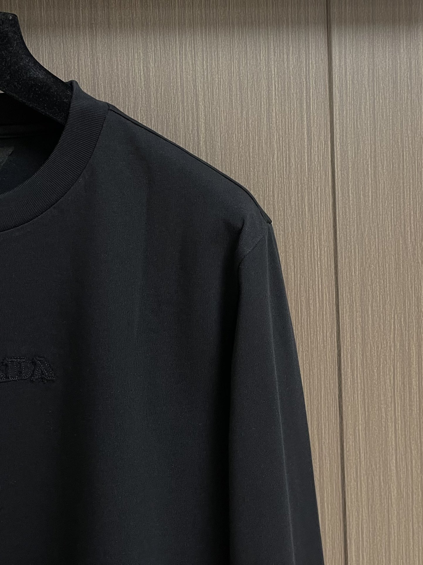 Prada 2025fw早秋新款 字母logo贴布刺绣卫衣，颜色让人一眼看上去就很舒服 搭配胸前的log