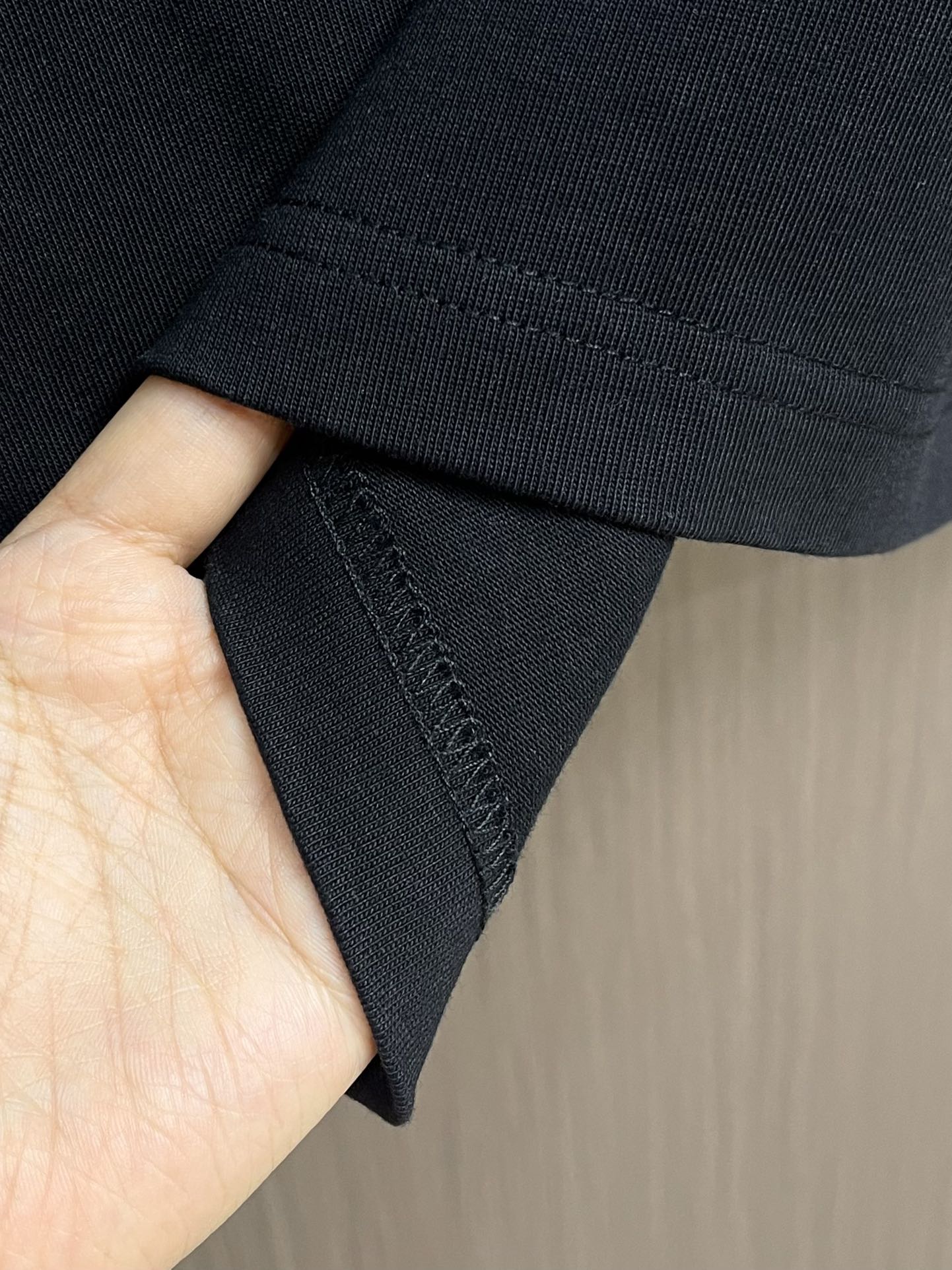 Prada 2025fw早秋新款 字母logo贴布刺绣卫衣，颜色让人一眼看上去就很舒服 搭配胸前的log