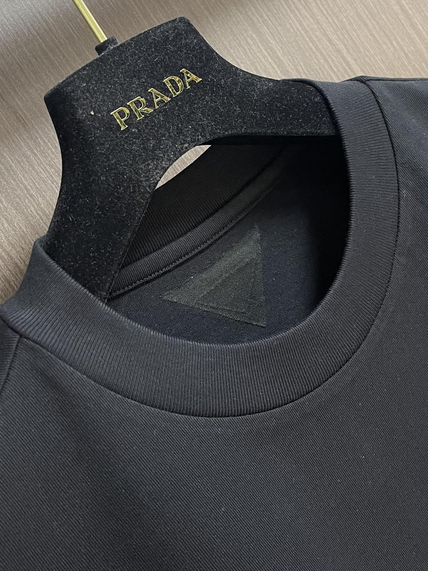 Prada 2025fw早秋新款 字母logo贴布刺绣卫衣，颜色让人一眼看上去就很舒服 搭配胸前的log