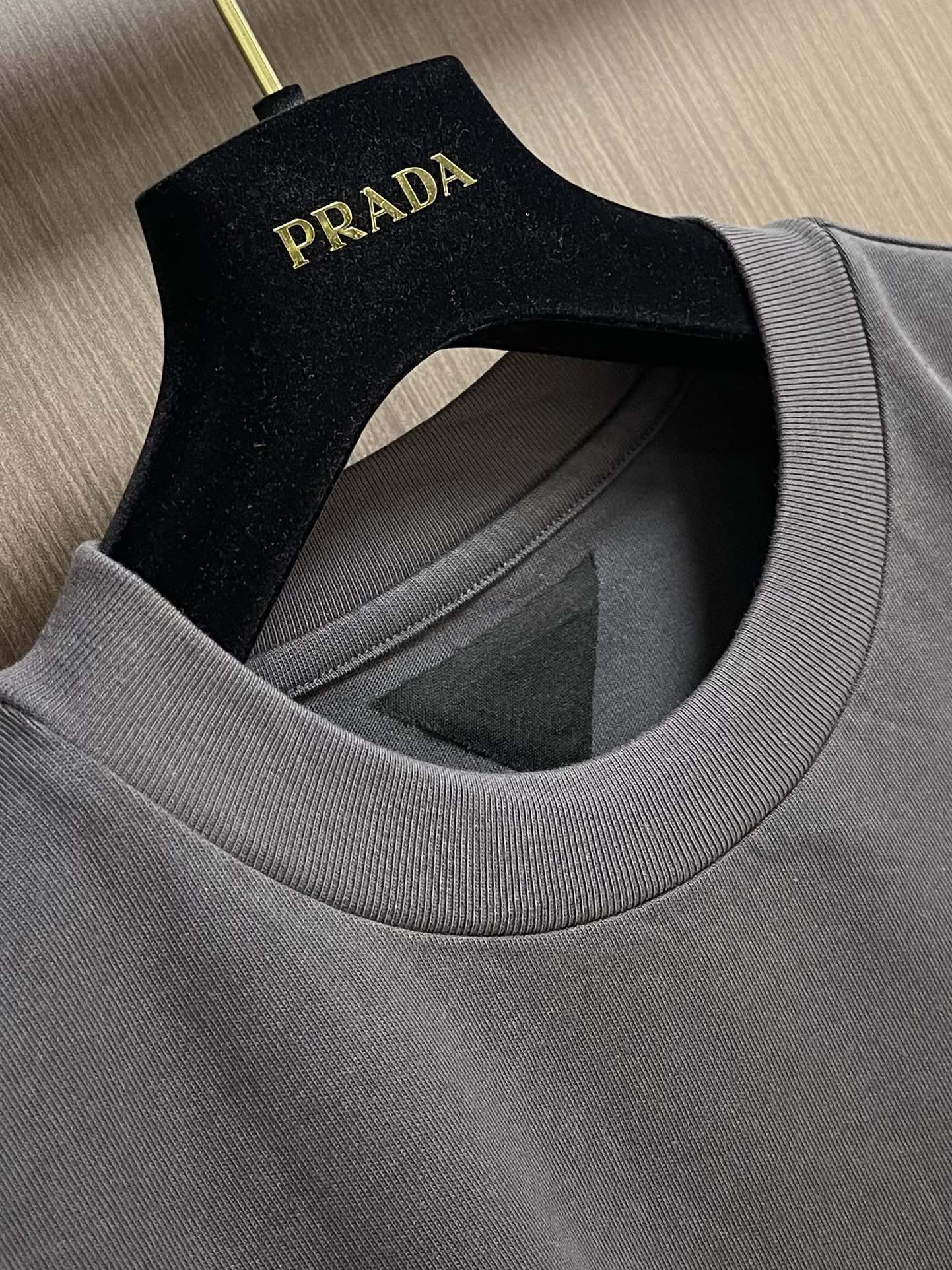 Prada 2025fw早秋新款 字母logo贴布刺绣卫衣，颜色让人一眼看上去就很舒服 搭配胸前的log