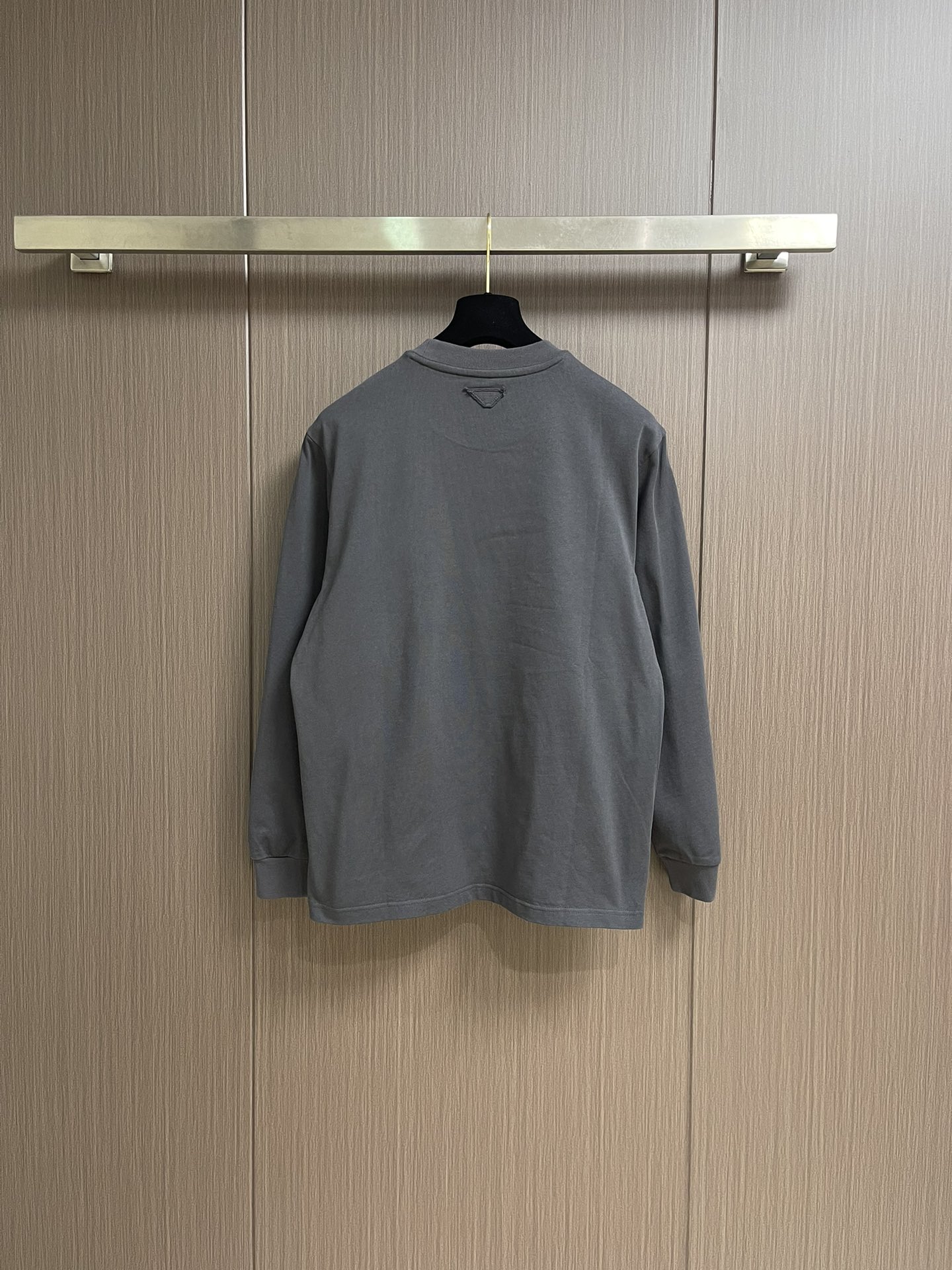 Prada 2025fw早秋新款 字母logo贴布刺绣卫衣，颜色让人一眼看上去就很舒服 搭配胸前的log