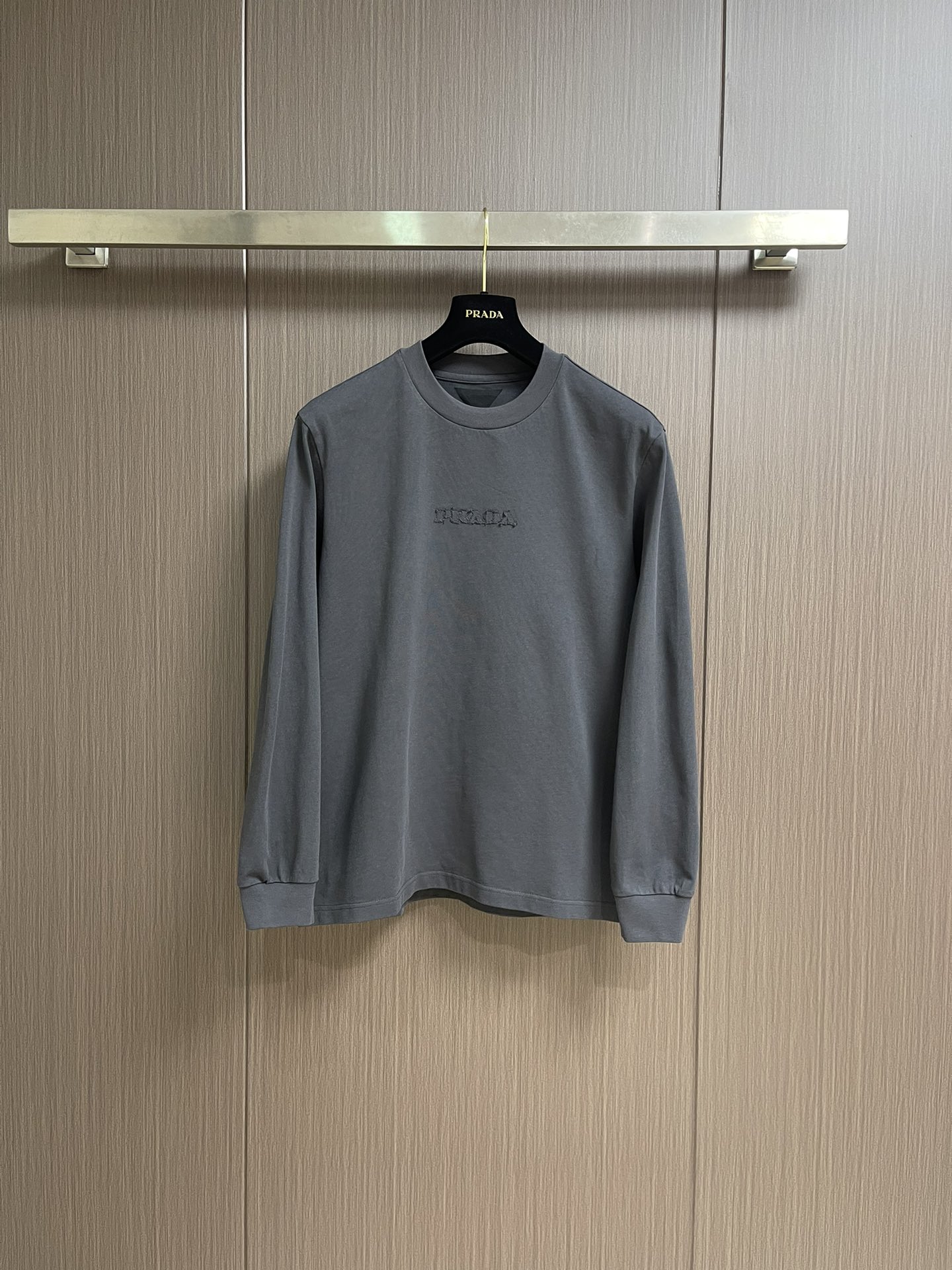 NO:530132,Prada 2025fw early autumn new style, letter logo patch embroidered sweatshirt, the color makes people look very comfortable at first glance, matched with the logo letter embroidery on the chest, I deeply love the upper body, really fried chicken to cover the meat and make you look slimming. The color and style are impeccable. People with high daily travel rates are very high, so you can match it no matter how you match it. Custom fabrics are used, all kinds of details are in place, and must-have. Size M-3XL, prada, hoodie, sweatshirts, alexander wang19860909Prada 2025fw早秋新款 字母logo贴布刺绣卫衣,颜色让人一眼看上去就很舒服 搭配胸前的logo字母刺绣深深的爱了上身真的炒鸡遮肉显瘦 颜色跟版型都无可挑剔 日常出街率超高潮人必备哟怎么搭都可 采用的是定制面料 各种细节都很到位 必备入款.尺码M-3XL,,prada,hoodie,sweatshirts,alexander wang,Men's clothing