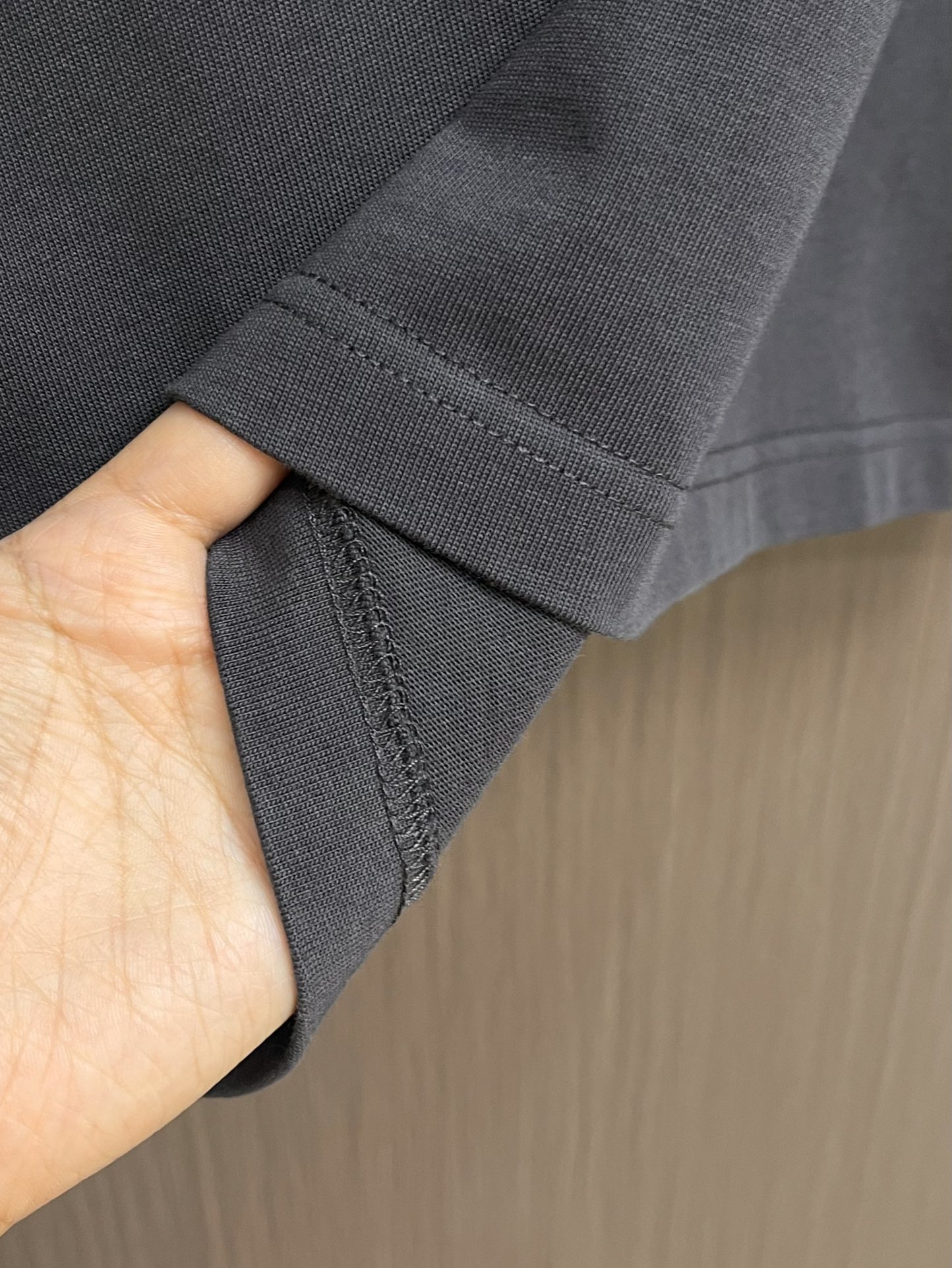 Prada 2025fw早秋新款 字母logo贴布刺绣卫衣，颜色让人一眼看上去就很舒服 搭配胸前的log