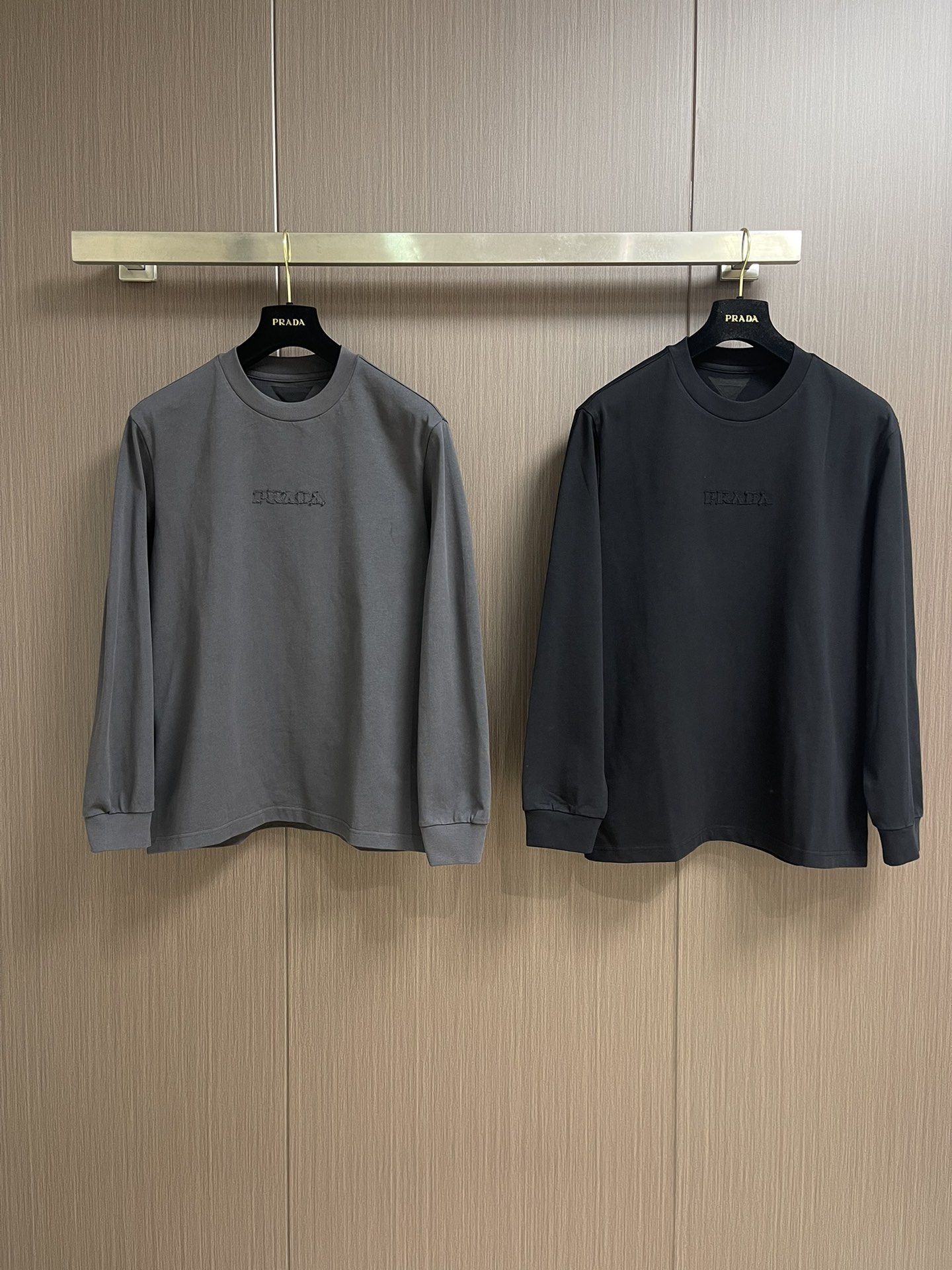 Prada 2025fw早秋新款 字母logo贴布刺绣卫衣，颜色让人一眼看上去就很舒服 搭配胸前的log