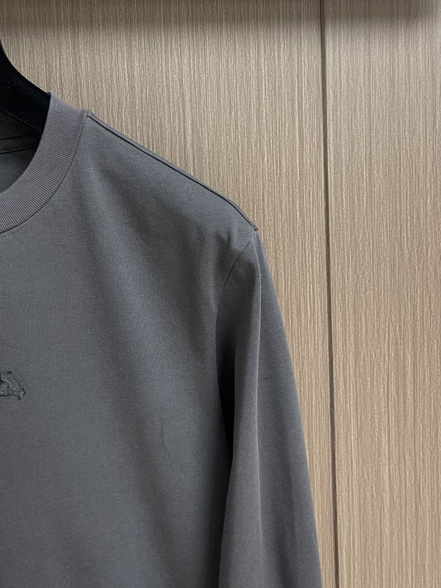 Prada 2025fw早秋新款 字母logo贴布刺绣卫衣，颜色让人一眼看上去就很舒服 搭配胸前的log