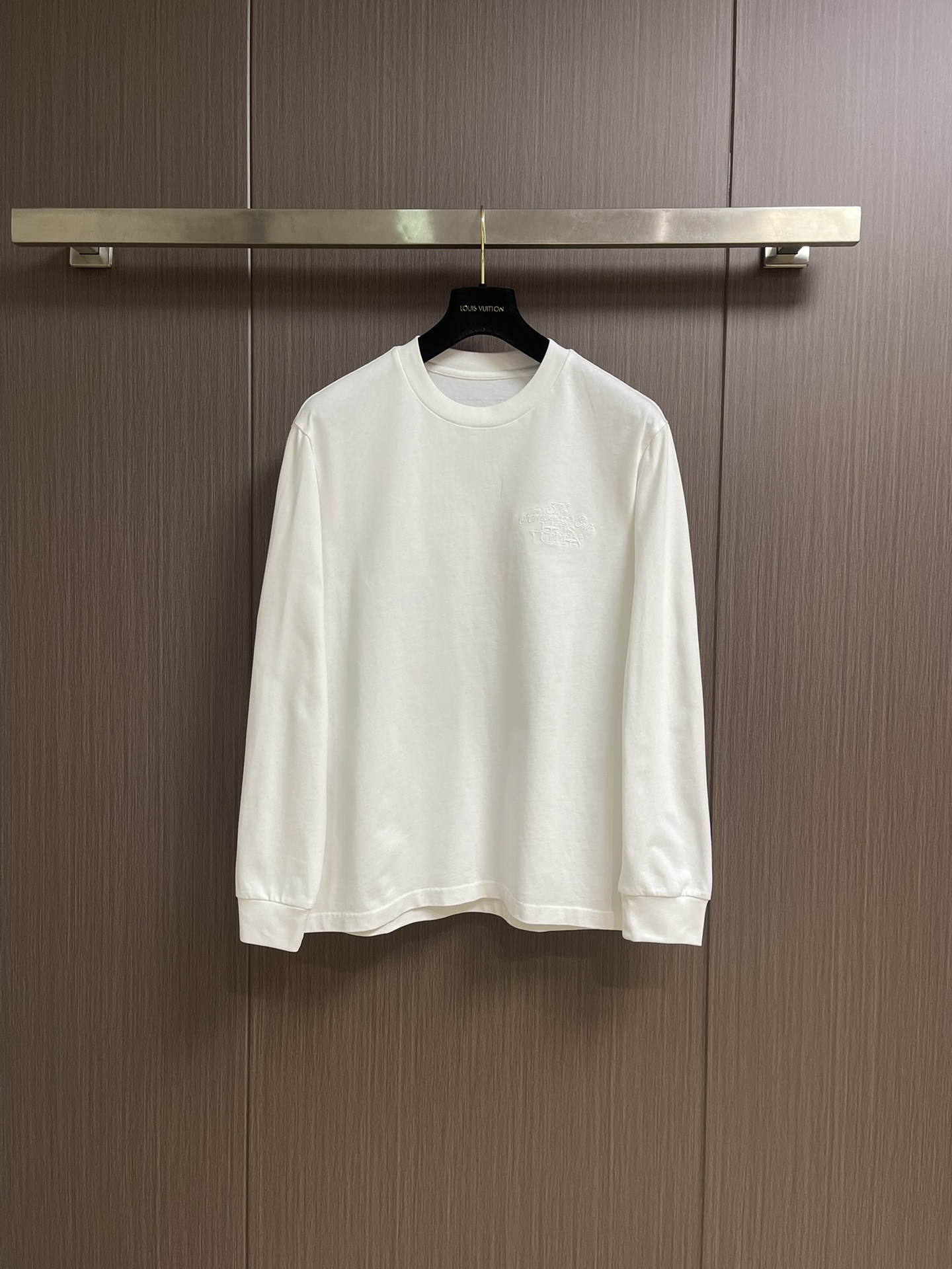 NO:530136,LV hand-embroidered sports sweatshirt, this sweatshirt is made of soft cotton, injecting attention to the classic casual design. The style is very fashionable and young Os style, which is also the kind of item that everyone needs. It is basic and versatile and detailed elements. It is very handsome whether worn alone or in the inner wear!  Size M-3XL, louis vuitton, hoodie, sweatshirts, alexander wang19860909LV 手工刺绣运动卫衣,本款运动衫取材柔软棉布,为经典休闲设计注入瞩目格调.版型非常时尚显年轻的os版型,也是人人都需要的那种单品,基础百搭又有细节化元素,无论单穿或是内搭都帅气十足！尺码M-3XL,,louis vuitton,hoodie,sweatshirts,alexander wang,Men's clothing