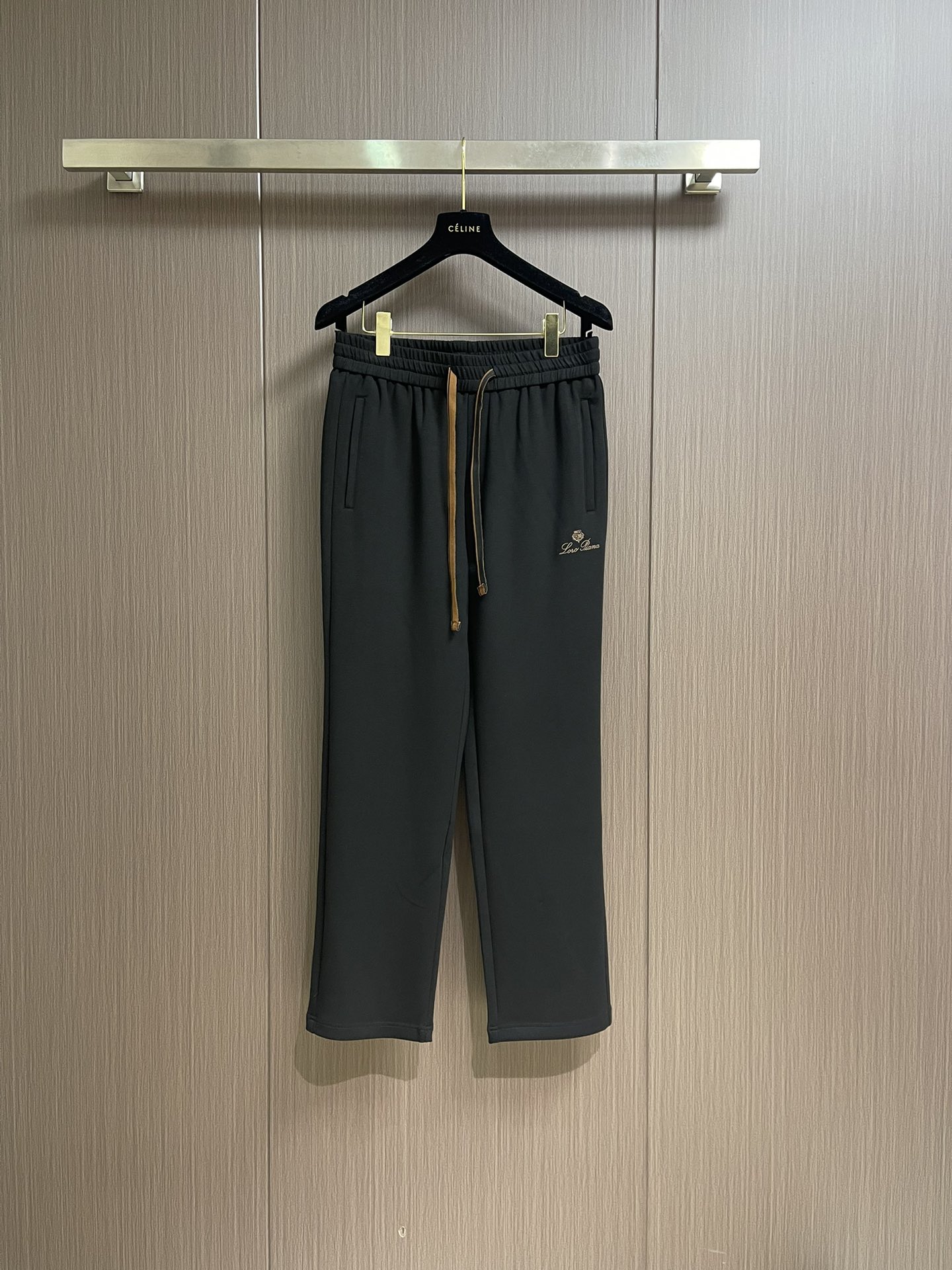 lP🆕 LoroPiana 2025SS 字母刺绣直筒运动裤，混纺面料、三标齐、松紧腰抽绳、合体的裁剪、