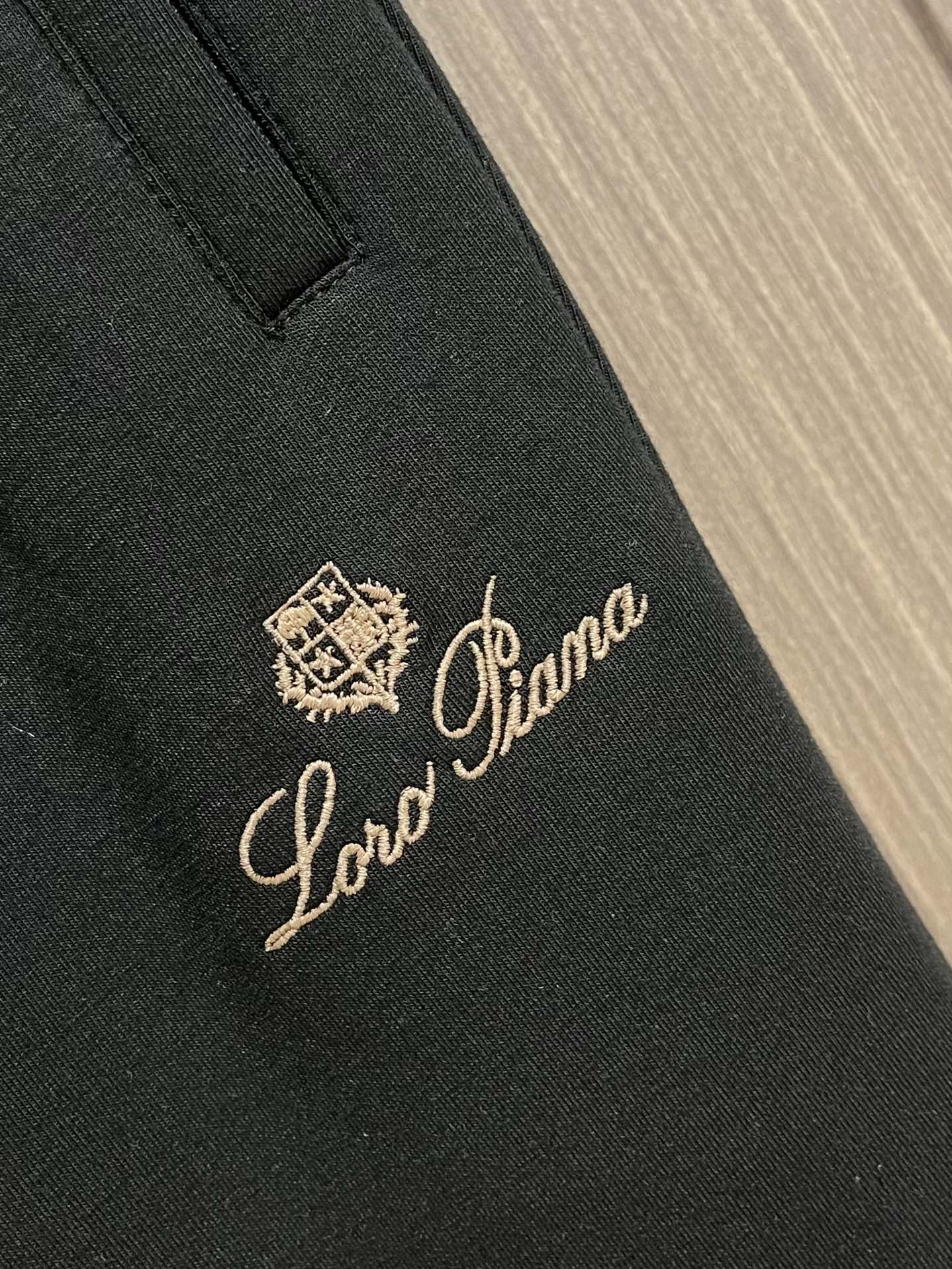 lP🆕 LoroPiana 2025SS 字母刺绣直筒运动裤，混纺面料、三标齐、松紧腰抽绳、合体的裁剪、