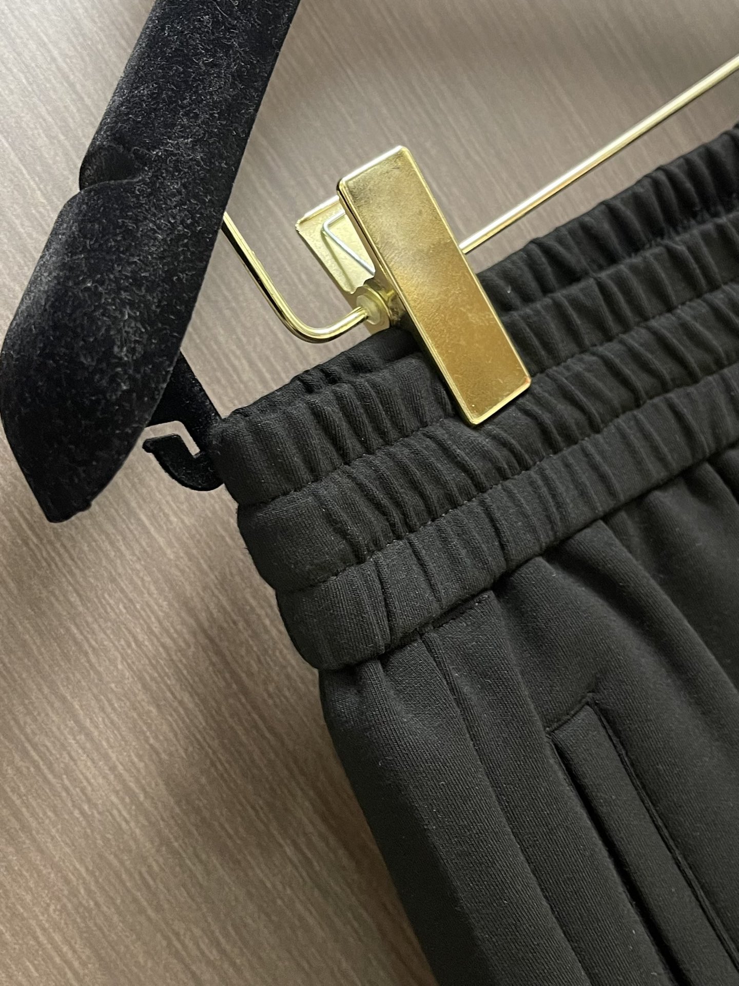 lP🆕 LoroPiana 2025SS 字母刺绣直筒运动裤，混纺面料、三标齐、松紧腰抽绳、合体的裁剪、