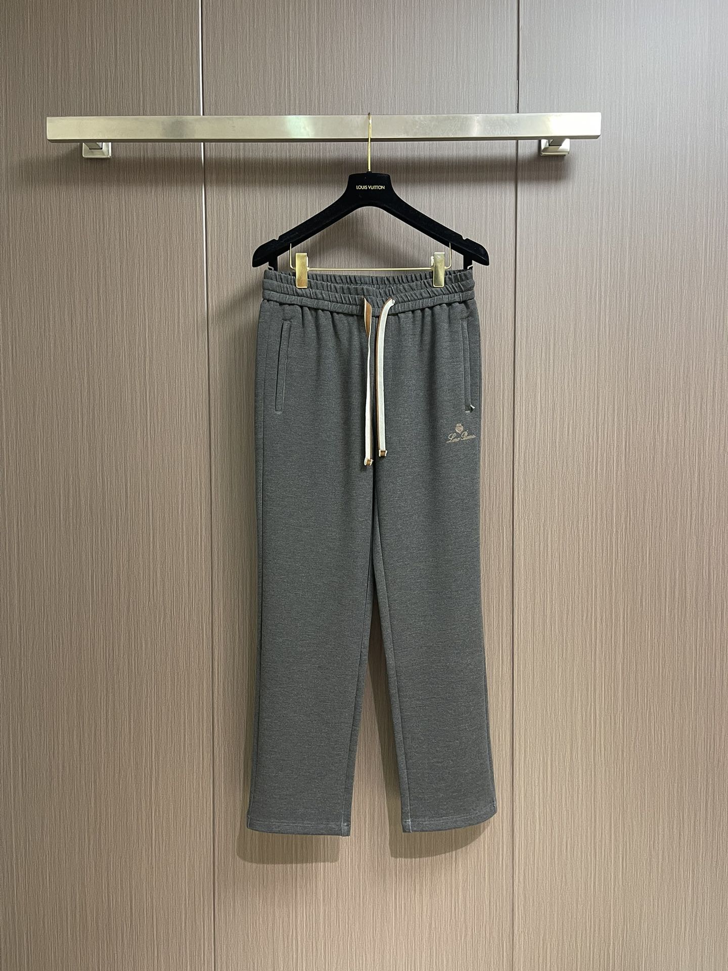 lP🆕 LoroPiana 2025SS 字母刺绣直筒运动裤，混纺面料、三标齐、松紧腰抽绳、合体的裁剪、