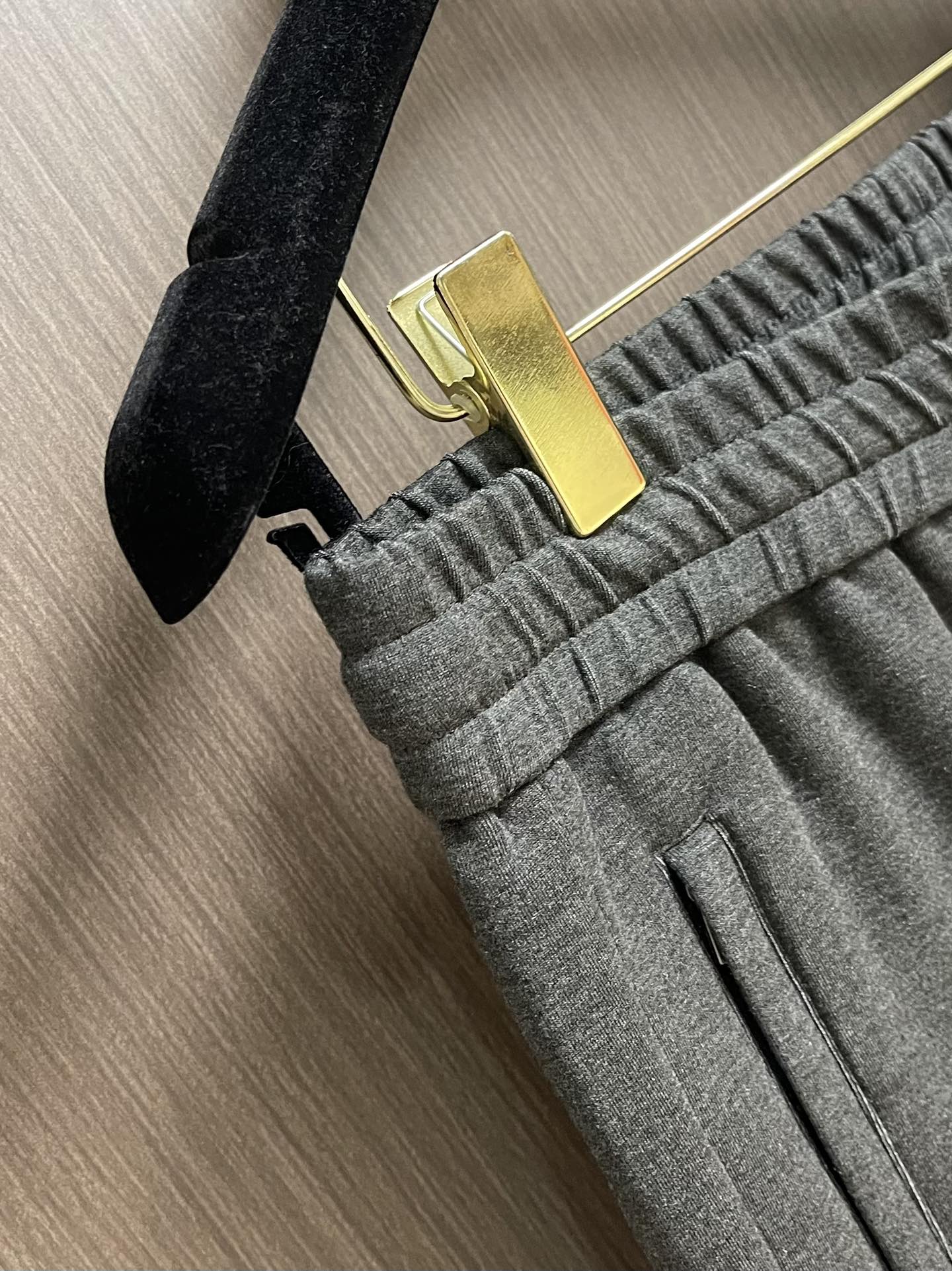 lP🆕 LoroPiana 2025SS 字母刺绣直筒运动裤，混纺面料、三标齐、松紧腰抽绳、合体的裁剪、