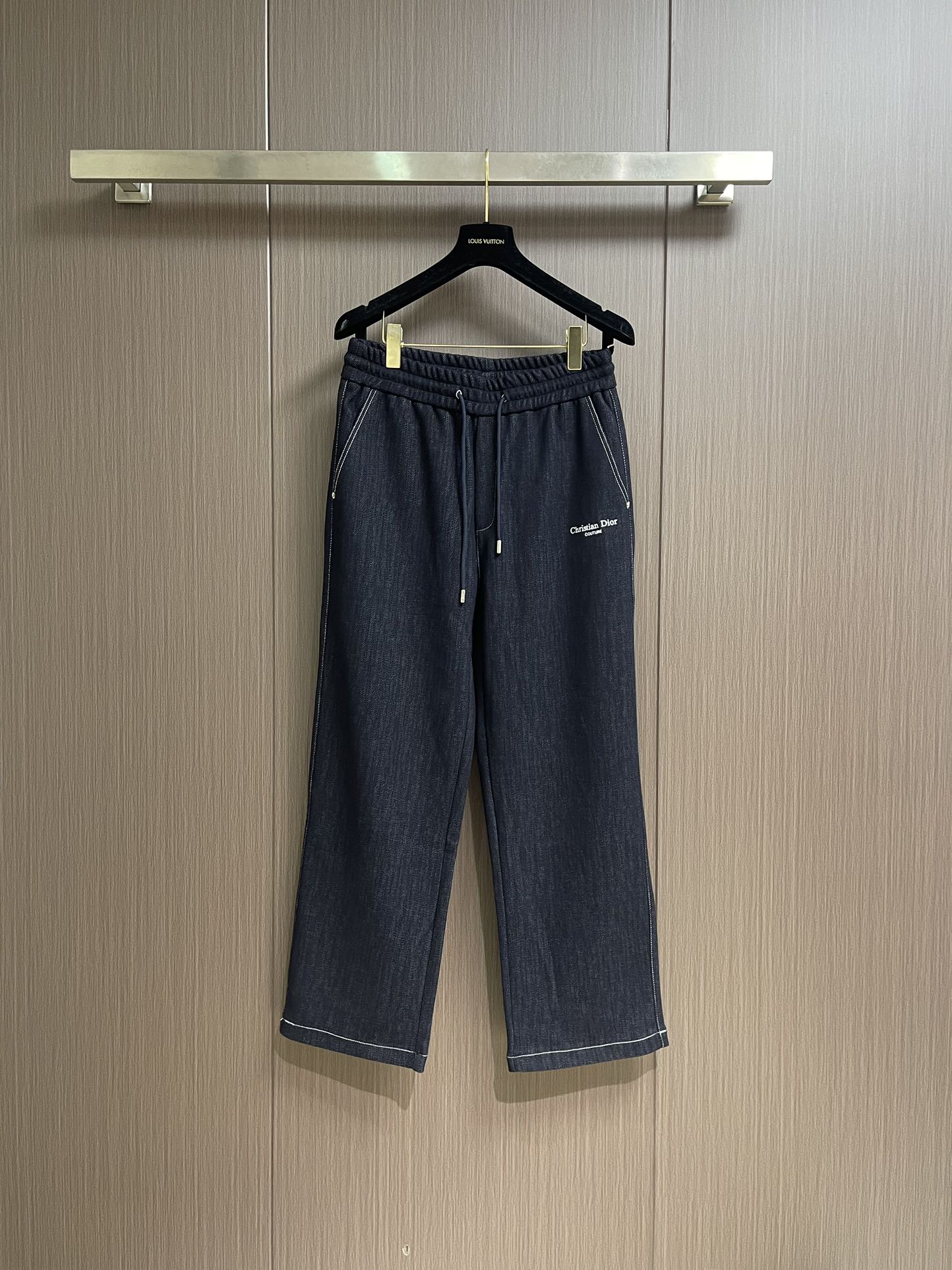 Dior 2025ss 秋冬新款logo字母刺绣洗水造旧磨卫裤，复古洗水造旧工艺 定制面料 直筒设计 剪