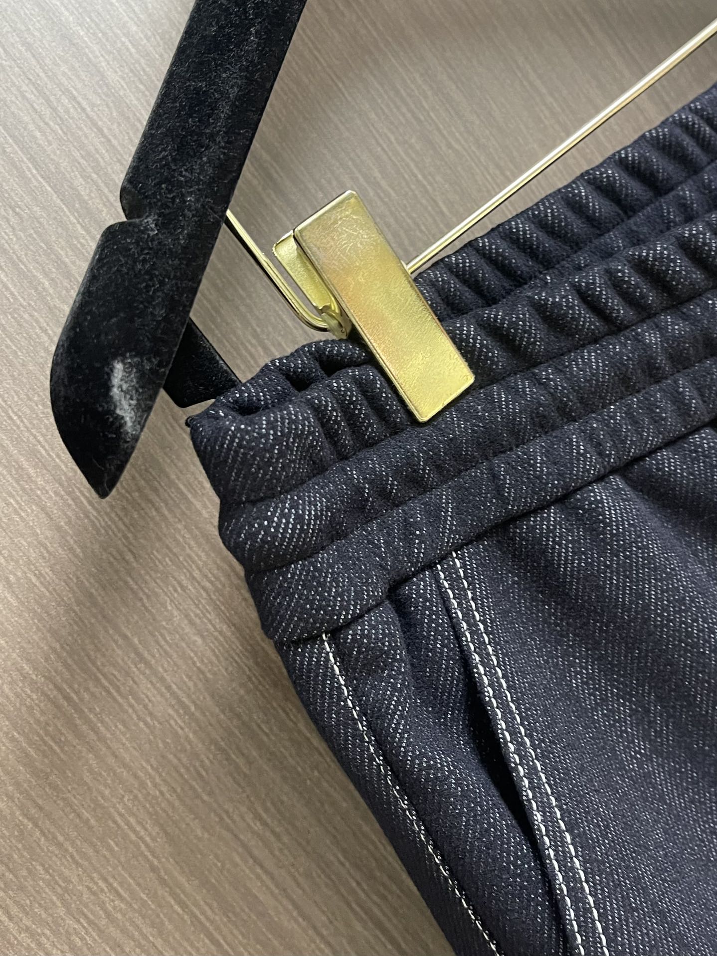 Dior 2025ss 秋冬新款logo字母刺绣洗水造旧磨卫裤，复古洗水造旧工艺 定制面料 直筒设计 剪