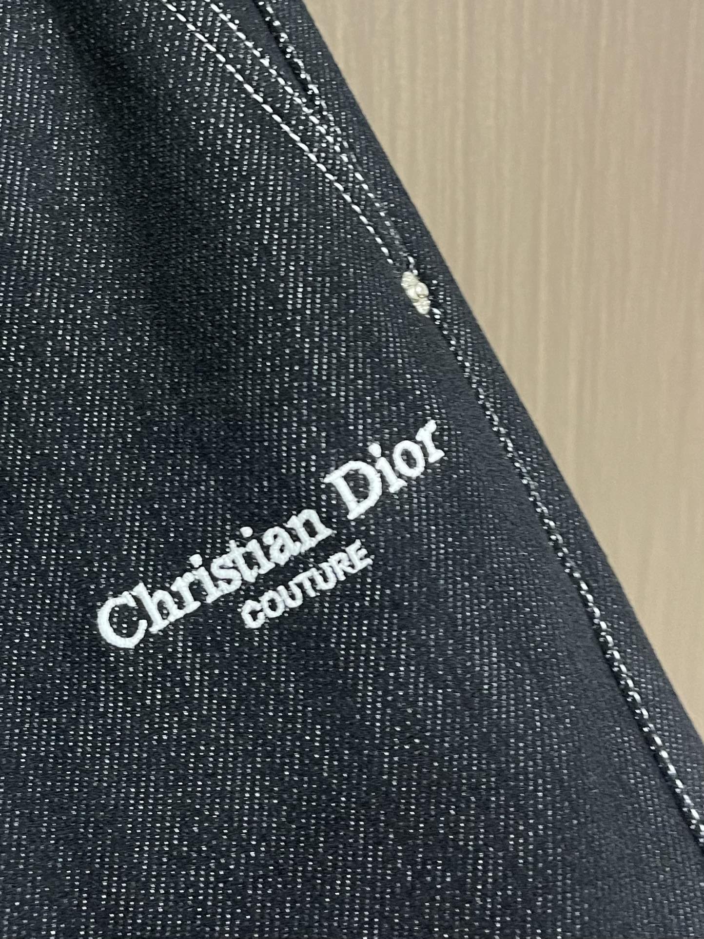 Dior 2025ss 秋冬新款logo字母刺绣洗水造旧磨卫裤，复古洗水造旧工艺 定制面料 直筒设计 剪