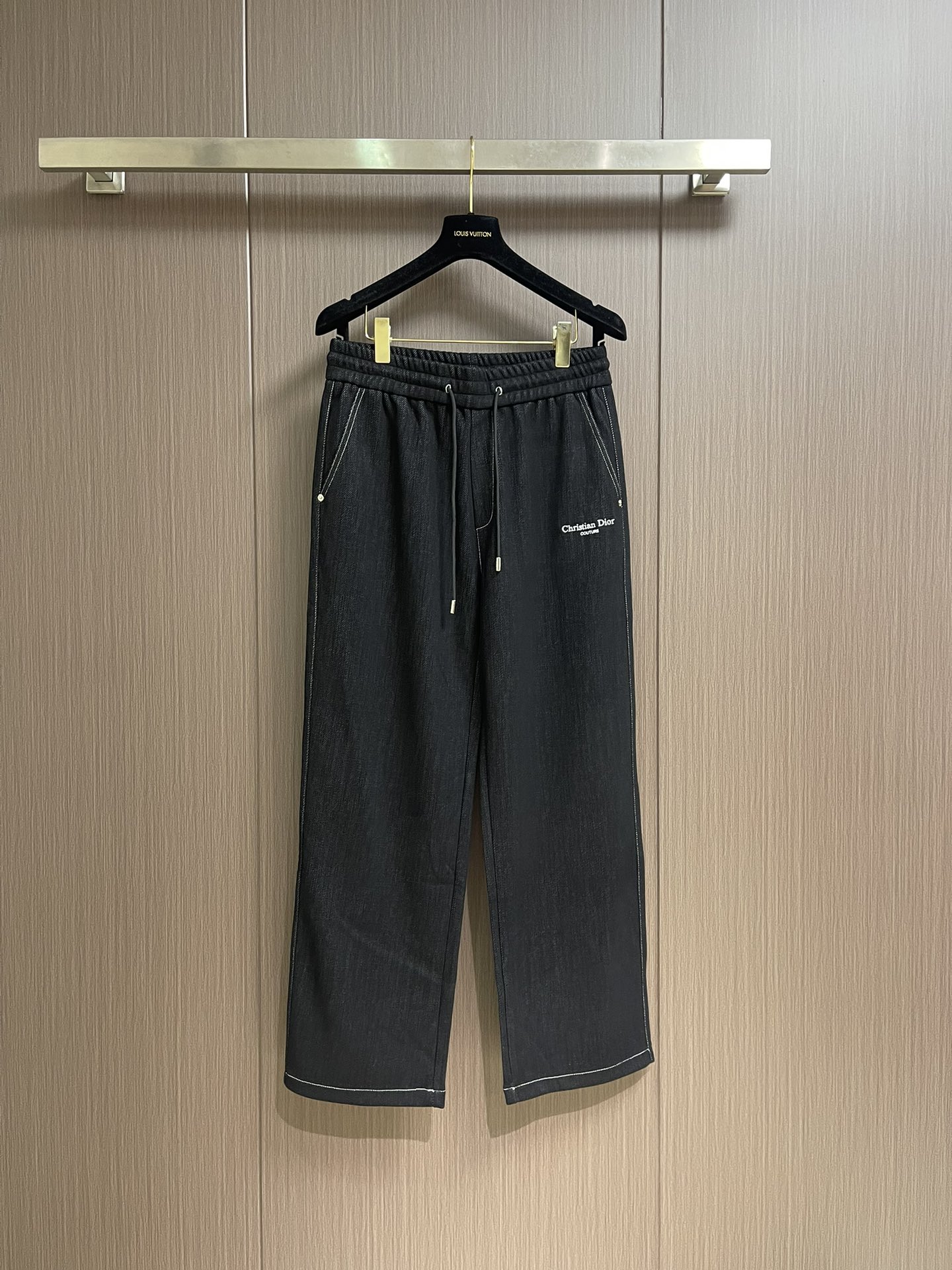 NO:539603,Dior 2025ss new autumn and winter logo letter embroidery wash water and make old sanding pants, retro wash water and make old craftsmanship Custom fabric Straight design Cut perfect straight trouser legs Fully-inclusive inside. Size M-3XL, dior, alexander wang19860909Dior 2025ss 秋冬新款logo字母刺绣洗水造旧磨卫裤,复古洗水造旧工艺 定制面料 直筒设计 剪裁完美直筒裤脚 内里全包边.尺码M-3XL,,dior,alexander wang,Men's clothing