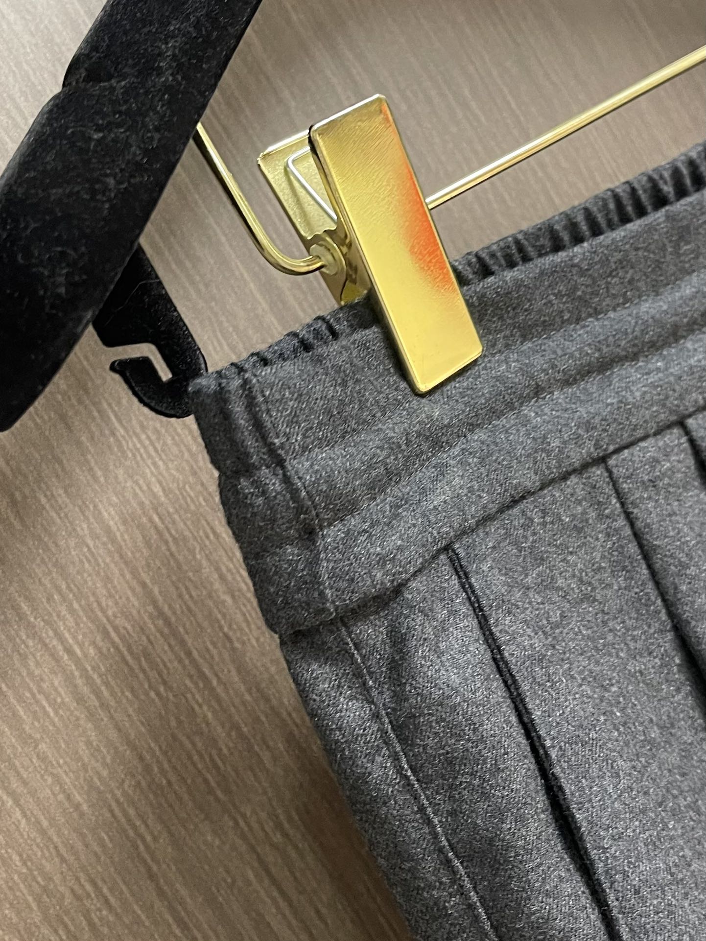 lP🆕 LoroPiana 2025秋冬新款休闲羊毛裤 休闲裤作为随时随地男人都能穿搭的时尚单品，简洁的