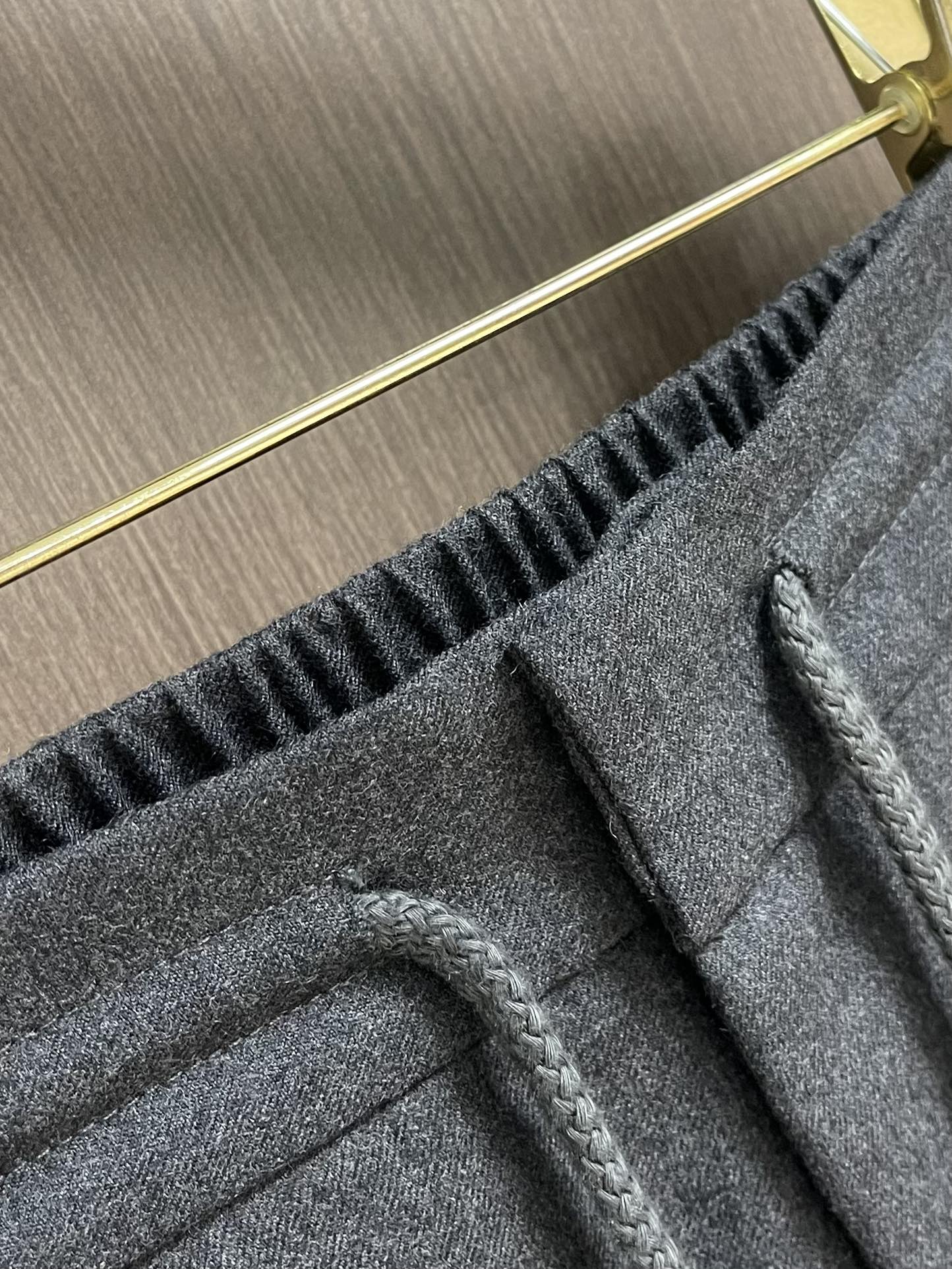 lP🆕 LoroPiana 2025秋冬新款休闲羊毛裤 休闲裤作为随时随地男人都能穿搭的时尚单品，简洁的