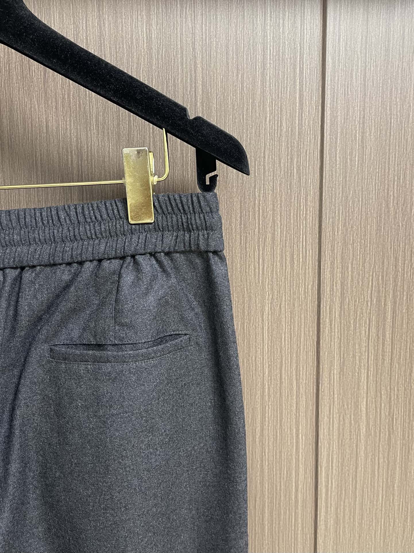 lP🆕 LoroPiana 2025秋冬新款休闲羊毛裤 休闲裤作为随时随地男人都能穿搭的时尚单品，简洁的