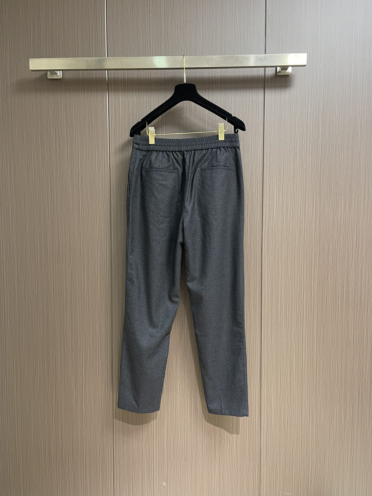 lP🆕 LoroPiana 2025秋冬新款休闲羊毛裤 休闲裤作为随时随地男人都能穿搭的时尚单品，简洁的