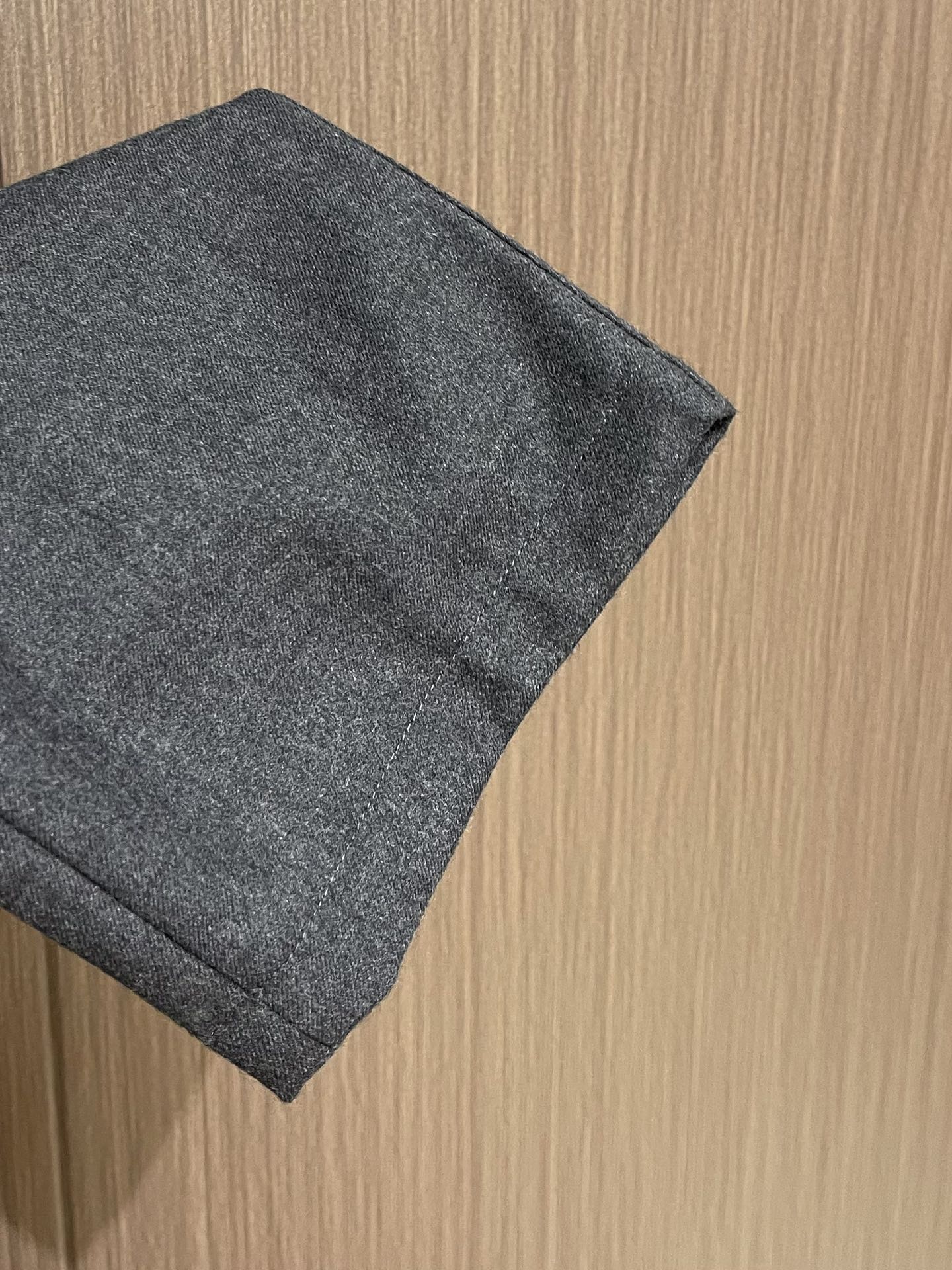 lP🆕 LoroPiana 2025秋冬新款休闲羊毛裤 休闲裤作为随时随地男人都能穿搭的时尚单品，简洁的