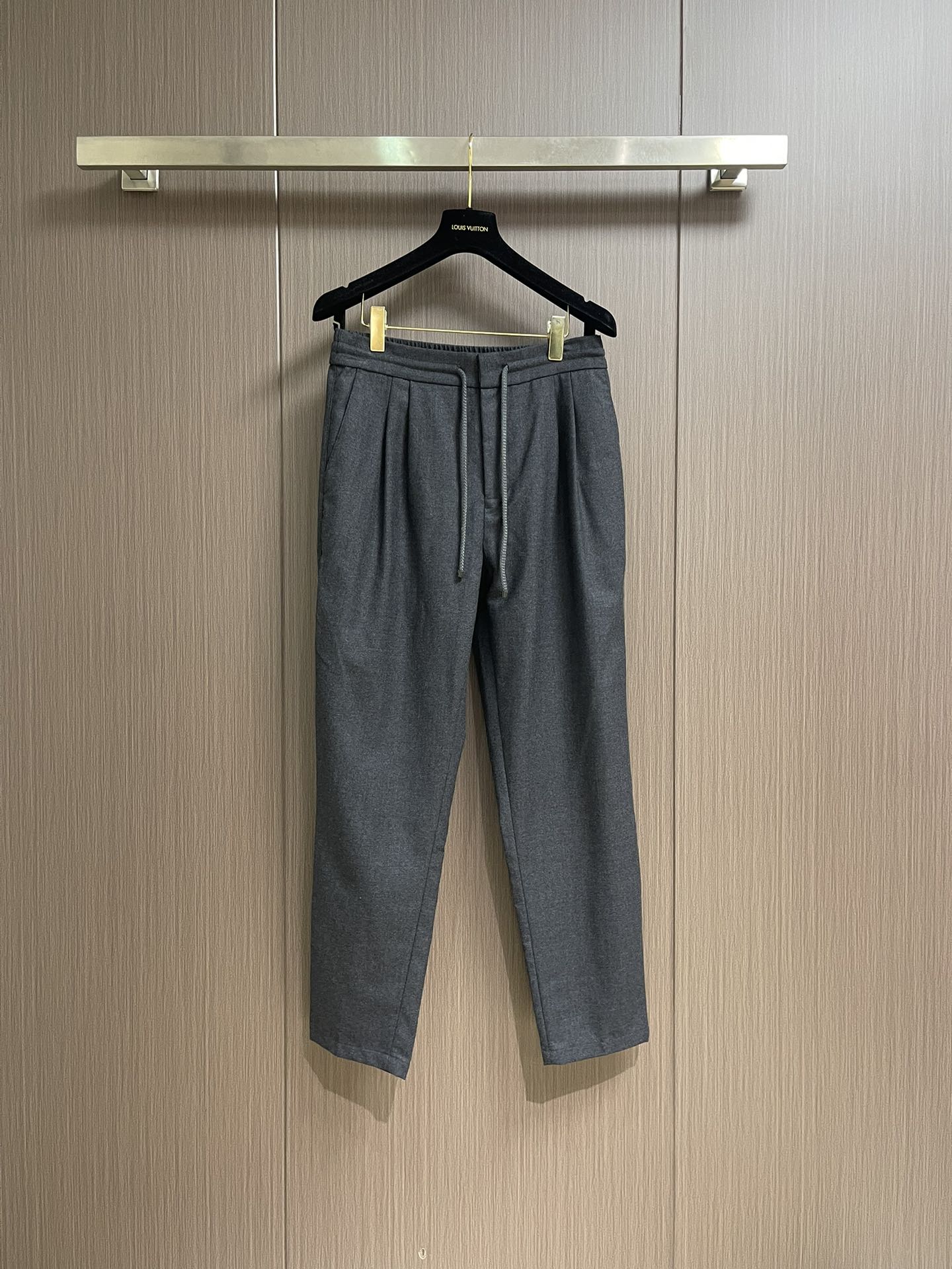 lP🆕 LoroPiana 2025秋冬新款休闲羊毛裤 休闲裤作为随时随地男人都能穿搭的时尚单品，简洁的