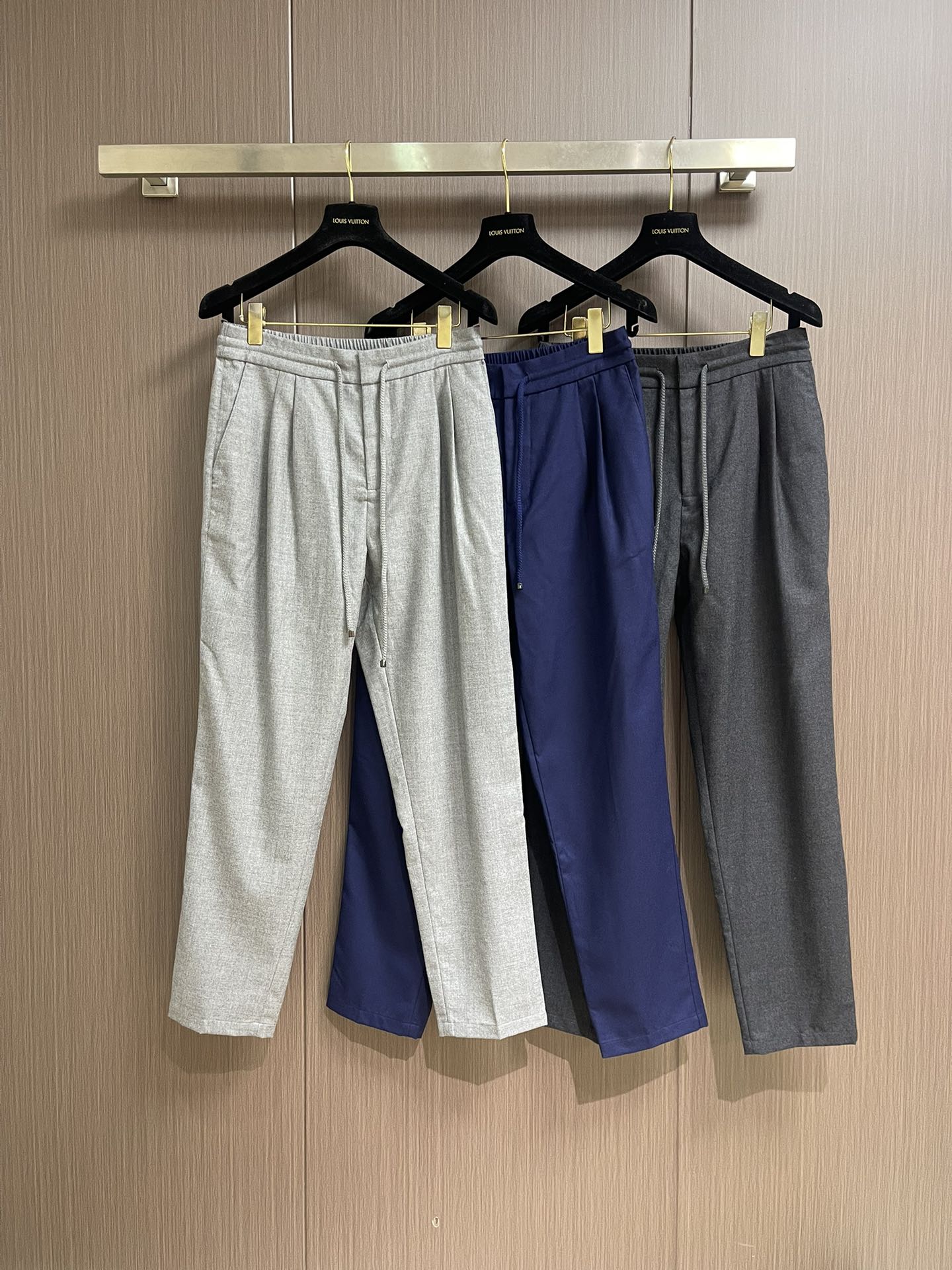 lP🆕 LoroPiana 2025秋冬新款休闲羊毛裤 休闲裤作为随时随地男人都能穿搭的时尚单品，简洁的