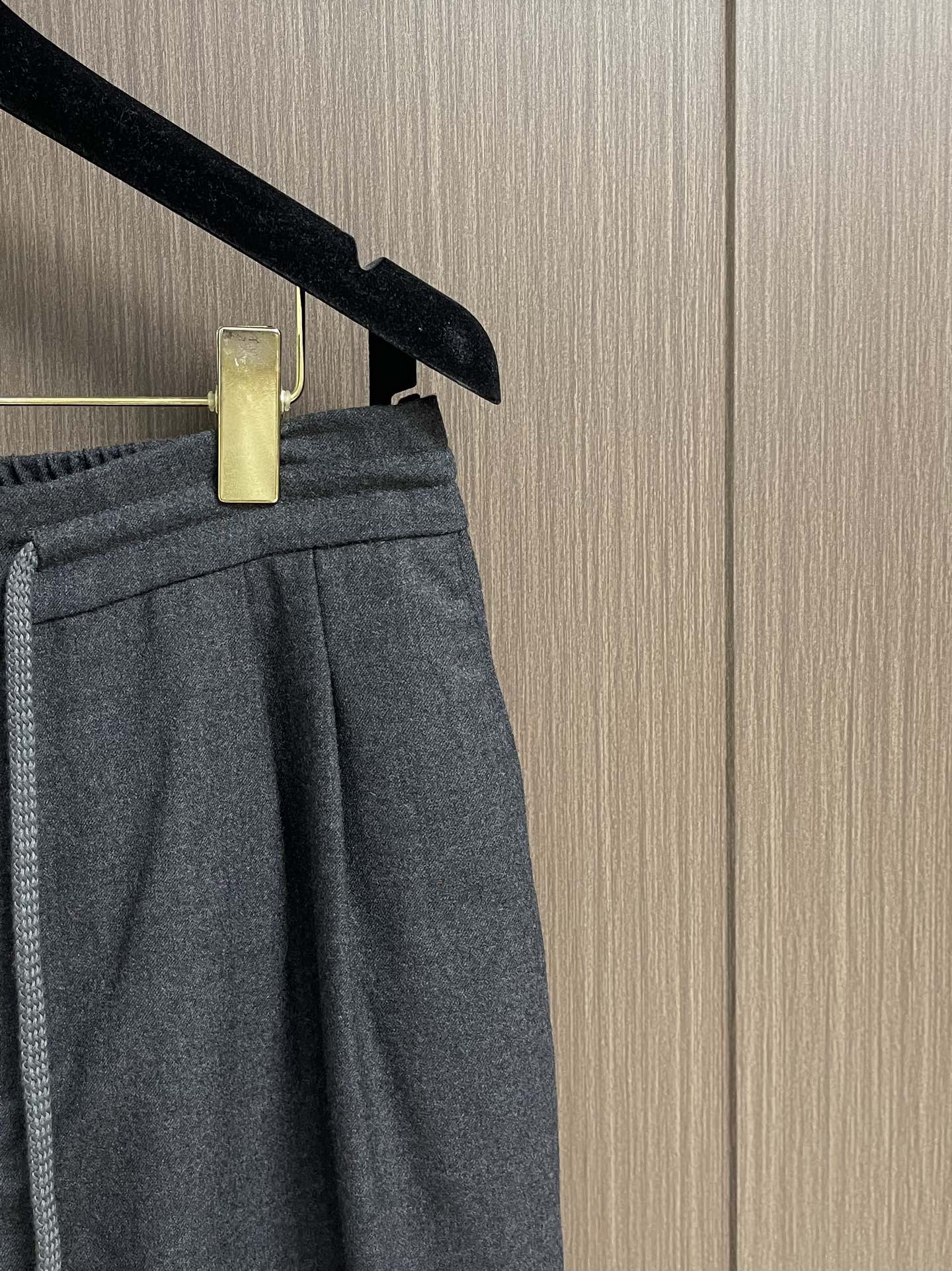 lP🆕 LoroPiana 2025秋冬新款休闲羊毛裤 休闲裤作为随时随地男人都能穿搭的时尚单品，简洁的