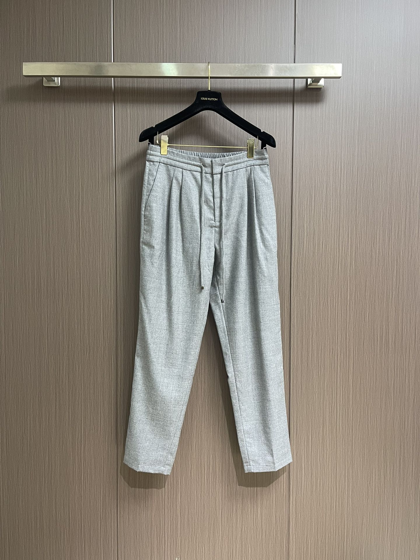 lP🆕 LoroPiana 2025秋冬新款休闲羊毛裤 休闲裤作为随时随地男人都能穿搭的时尚单品，简洁的
